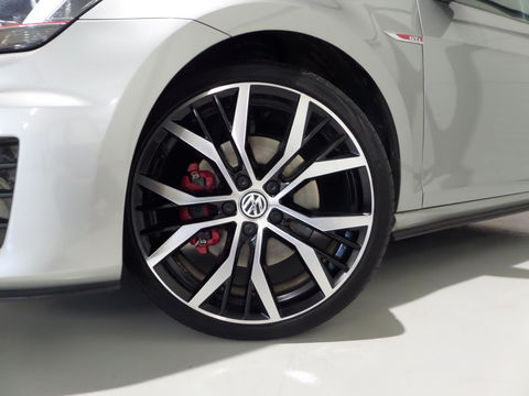 Volkswagen Golf 2.0 TSI GTI "Origineel NL!" Panoramadak Xenon-LED Trekhaak Camera DCC 19"Velgen Parkeersensoren Navigatie Garantie