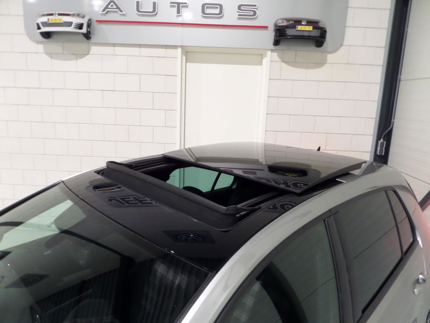 Volkswagen Golf 2.0 TSI GTI "Origineel NL!" Panoramadak Xenon-LED Trekhaak Camera DCC 19"Velgen Parkeersensoren Navigatie Garantie