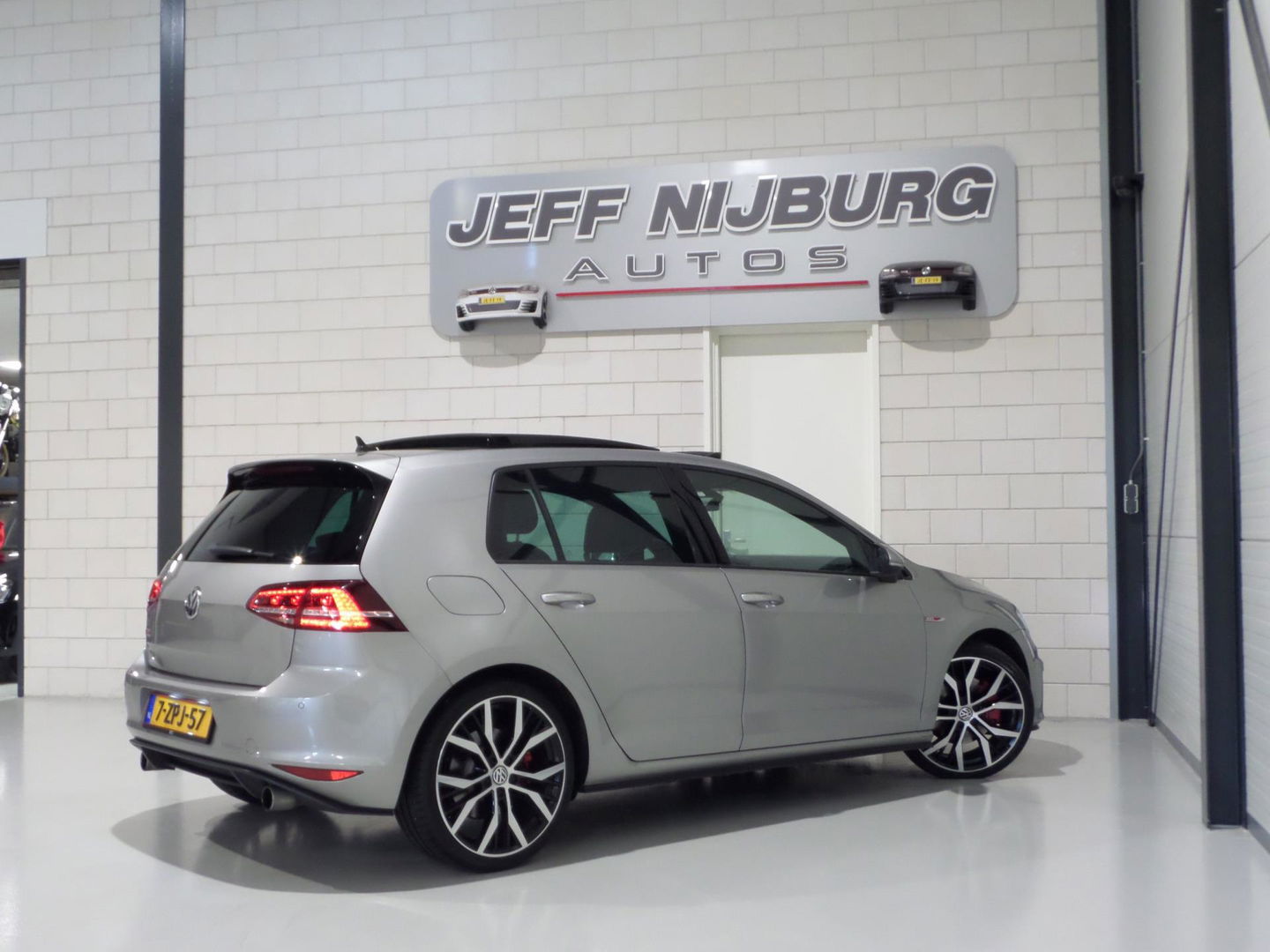 Volkswagen Golf 2.0 TSI GTI "Origineel NL!" Panoramadak Xenon-LED Trekhaak Camera DCC 19"Velgen Parkeersensoren Navigatie Garantie