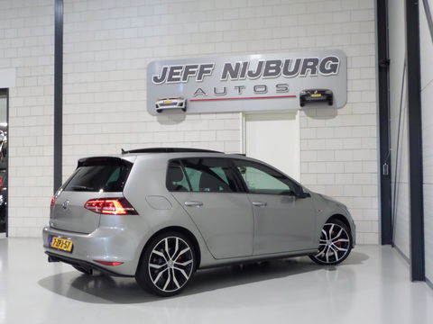 Volkswagen Golf 2.0 TSI GTI "Origineel NL!" Panoramadak Xenon-LED Trekhaak Camera DCC 19"Velgen Parkeersensoren Navigatie Garantie