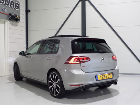 Volkswagen Golf 2.0 TSI GTI "Origineel NL!" Panoramadak Xenon-LED Trekhaak Camera DCC 19"Velgen Parkeersensoren Navigatie Garantie