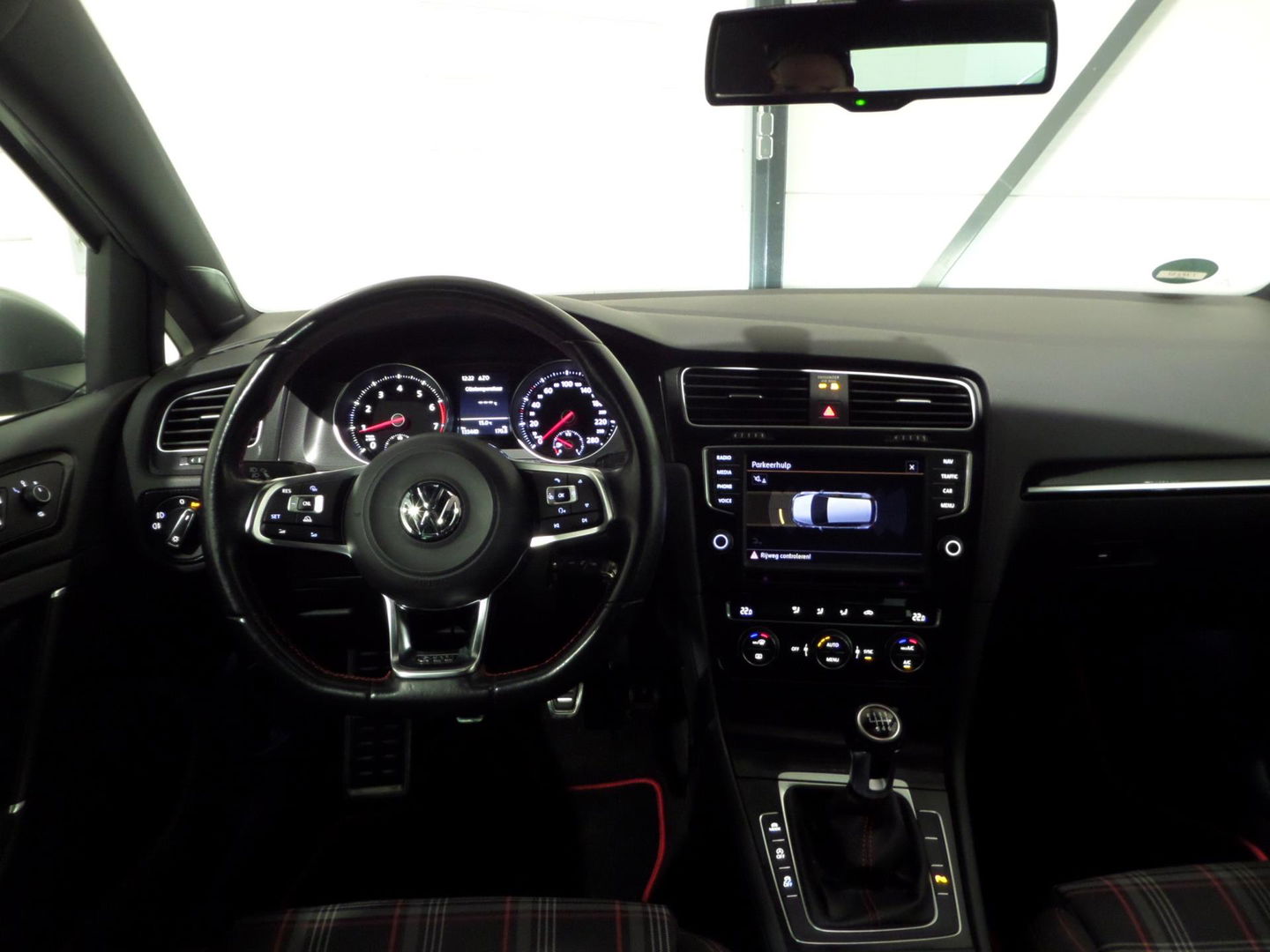 Volkswagen Golf 2.0 TSI GTI "Origineel NL!" Panoramadak Xenon-LED Trekhaak Camera DCC 19"Velgen Parkeersensoren Navigatie Garantie