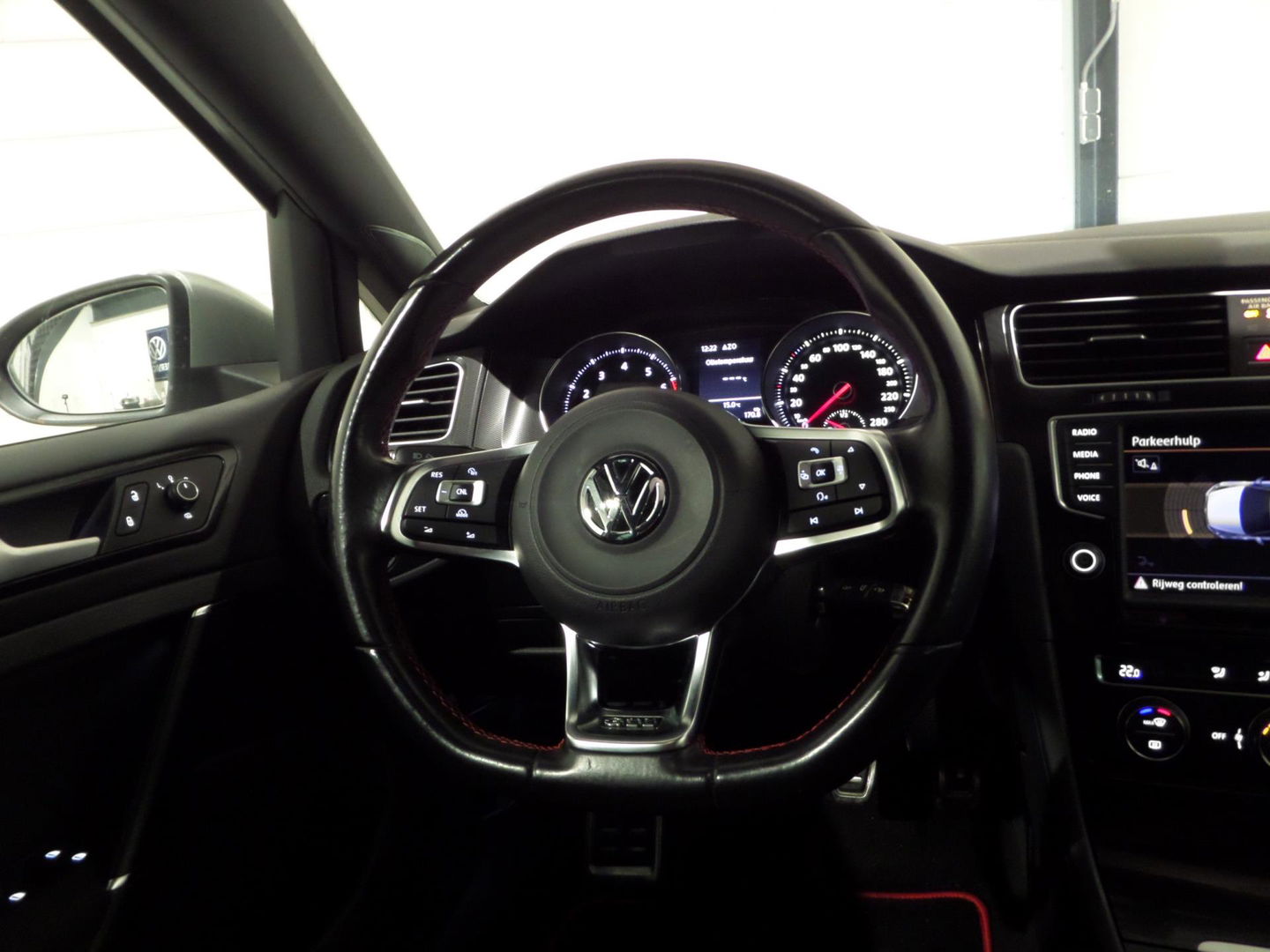 Volkswagen Golf 2.0 TSI GTI "Origineel NL!" Panoramadak Xenon-LED Trekhaak Camera DCC 19"Velgen Parkeersensoren Navigatie Garantie