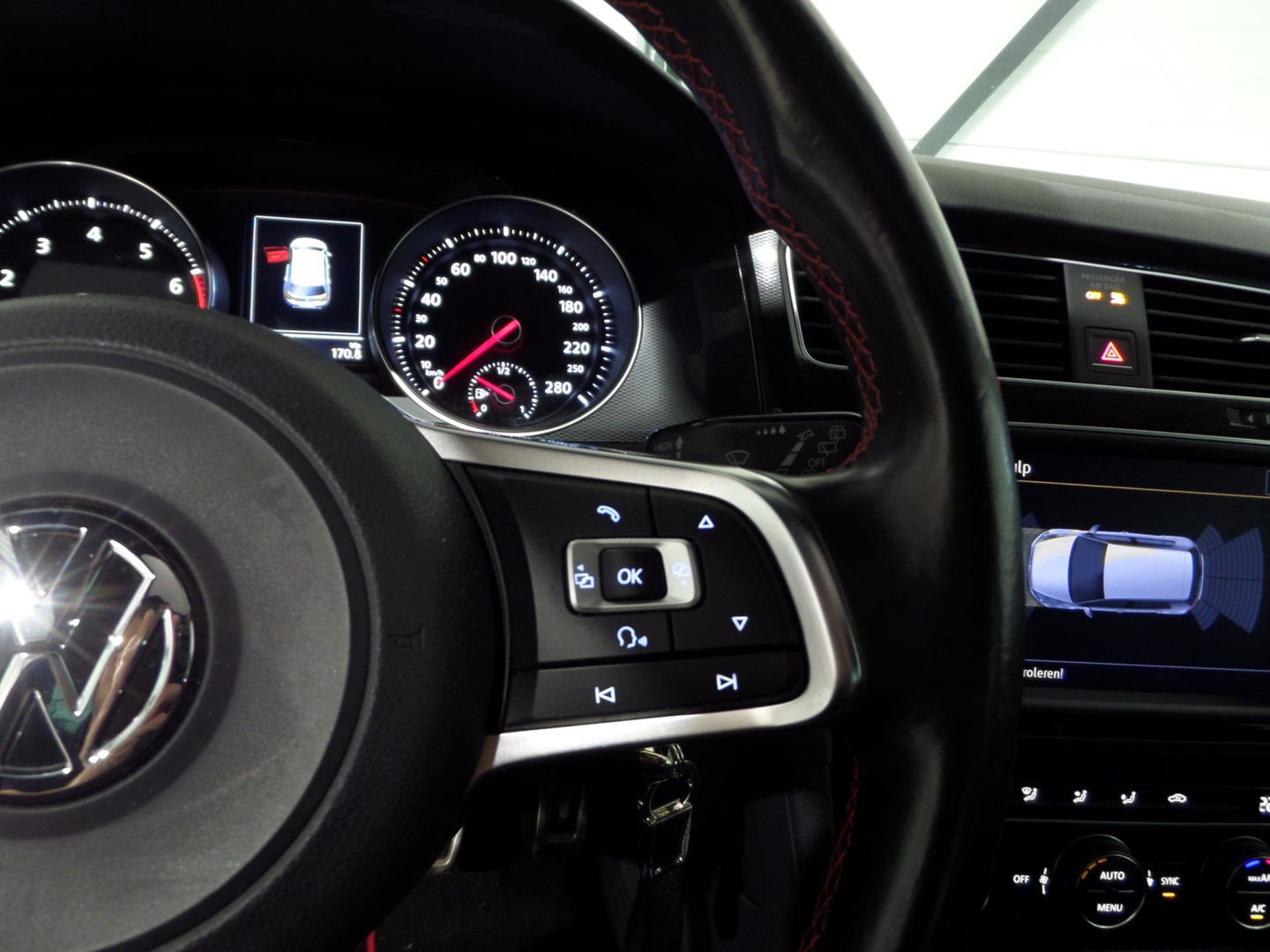 Volkswagen Golf 2.0 TSI GTI "Origineel NL!" Panoramadak Xenon-LED Trekhaak Camera DCC 19"Velgen Parkeersensoren Navigatie Garantie