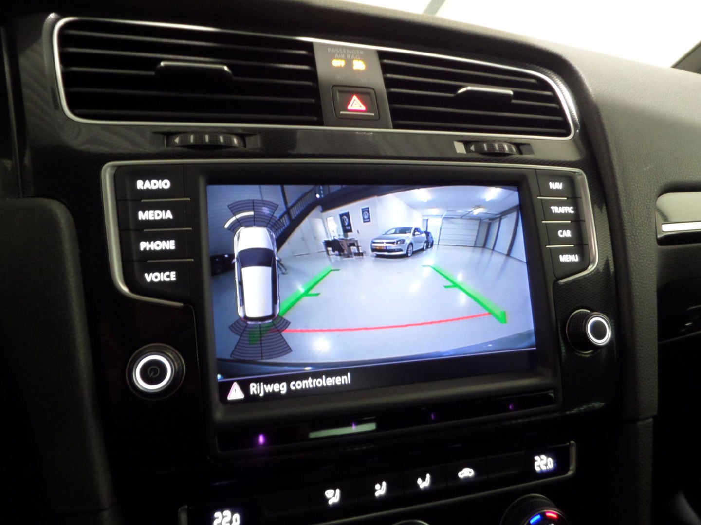 Volkswagen Golf 2.0 TSI GTI "Origineel NL!" Panoramadak Xenon-LED Trekhaak Camera DCC 19"Velgen Parkeersensoren Navigatie Garantie