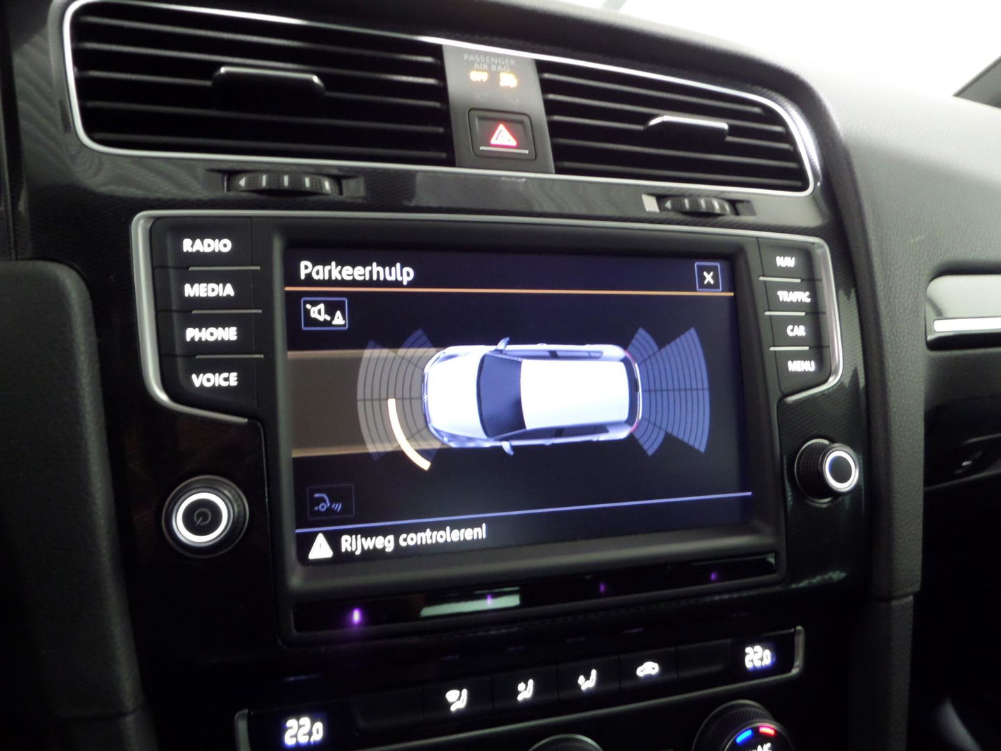 Volkswagen Golf 2.0 TSI GTI "Origineel NL!" Panoramadak Xenon-LED Trekhaak Camera DCC 19"Velgen Parkeersensoren Navigatie Garantie