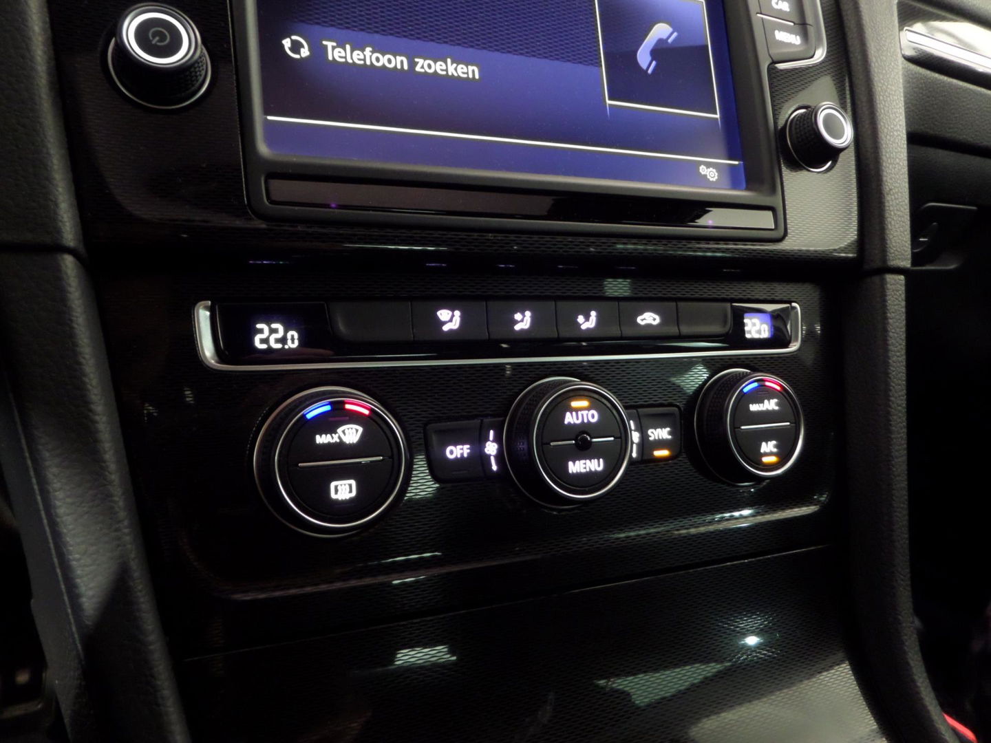 Volkswagen Golf 2.0 TSI GTI "Origineel NL!" Panoramadak Xenon-LED Trekhaak Camera DCC 19"Velgen Parkeersensoren Navigatie Garantie