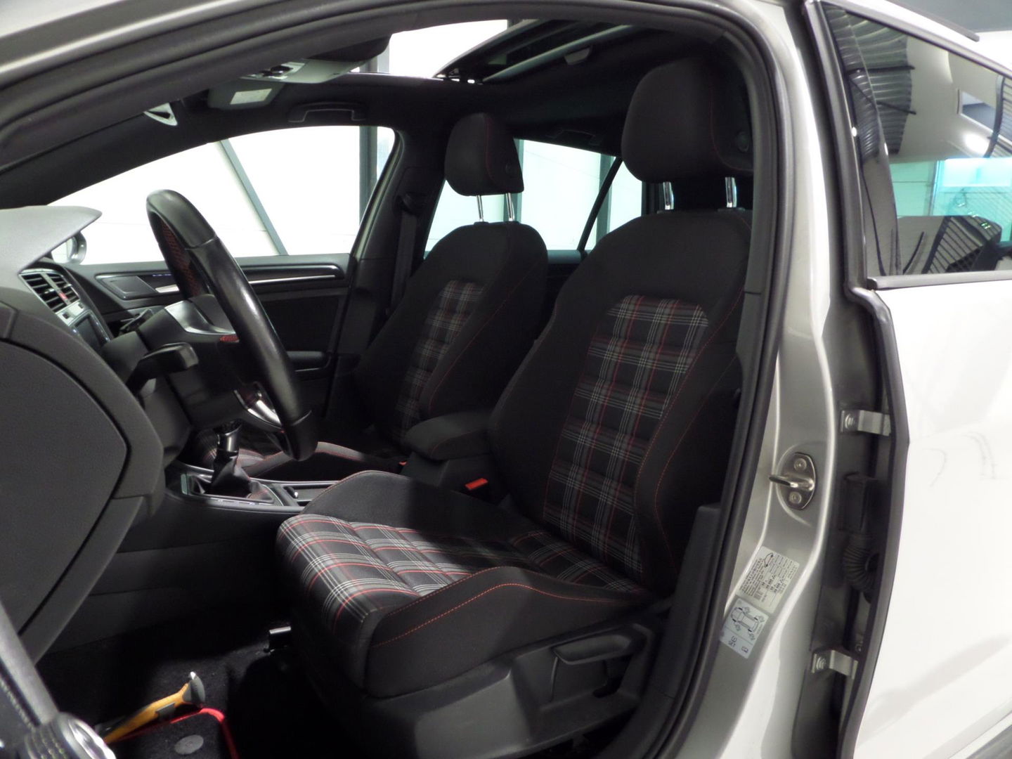 Volkswagen Golf 2.0 TSI GTI "Origineel NL!" Panoramadak Xenon-LED Trekhaak Camera DCC 19"Velgen Parkeersensoren Navigatie Garantie