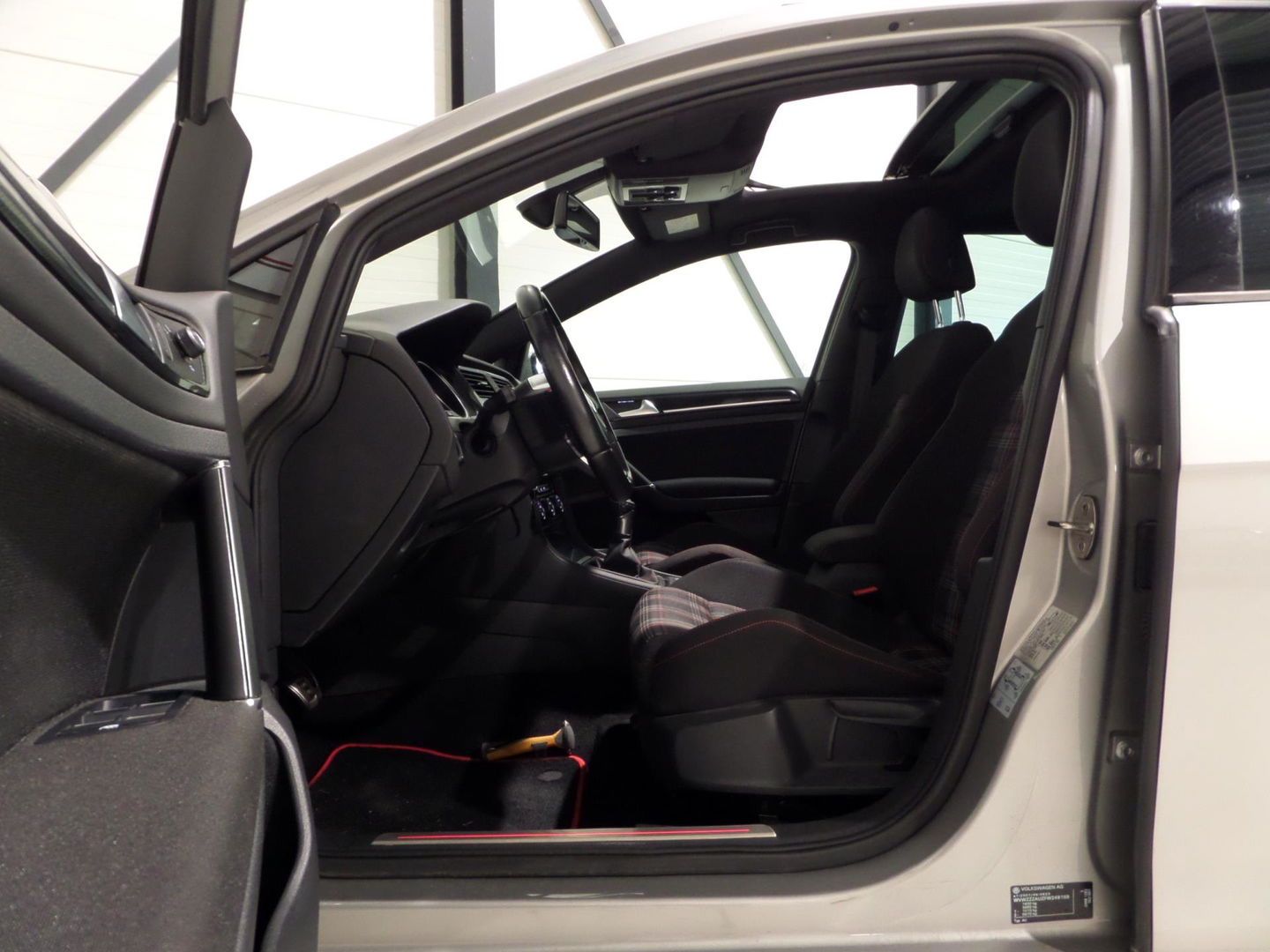 Volkswagen Golf 2.0 TSI GTI "Origineel NL!" Panoramadak Xenon-LED Trekhaak Camera DCC 19"Velgen Parkeersensoren Navigatie Garantie