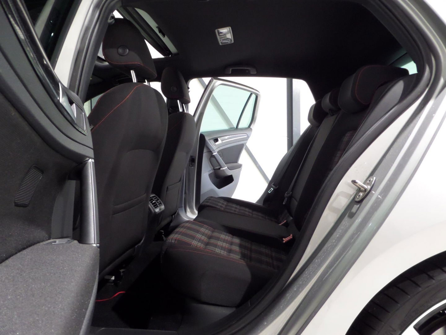 Volkswagen Golf 2.0 TSI GTI "Origineel NL!" Panoramadak Xenon-LED Trekhaak Camera DCC 19"Velgen Parkeersensoren Navigatie Garantie