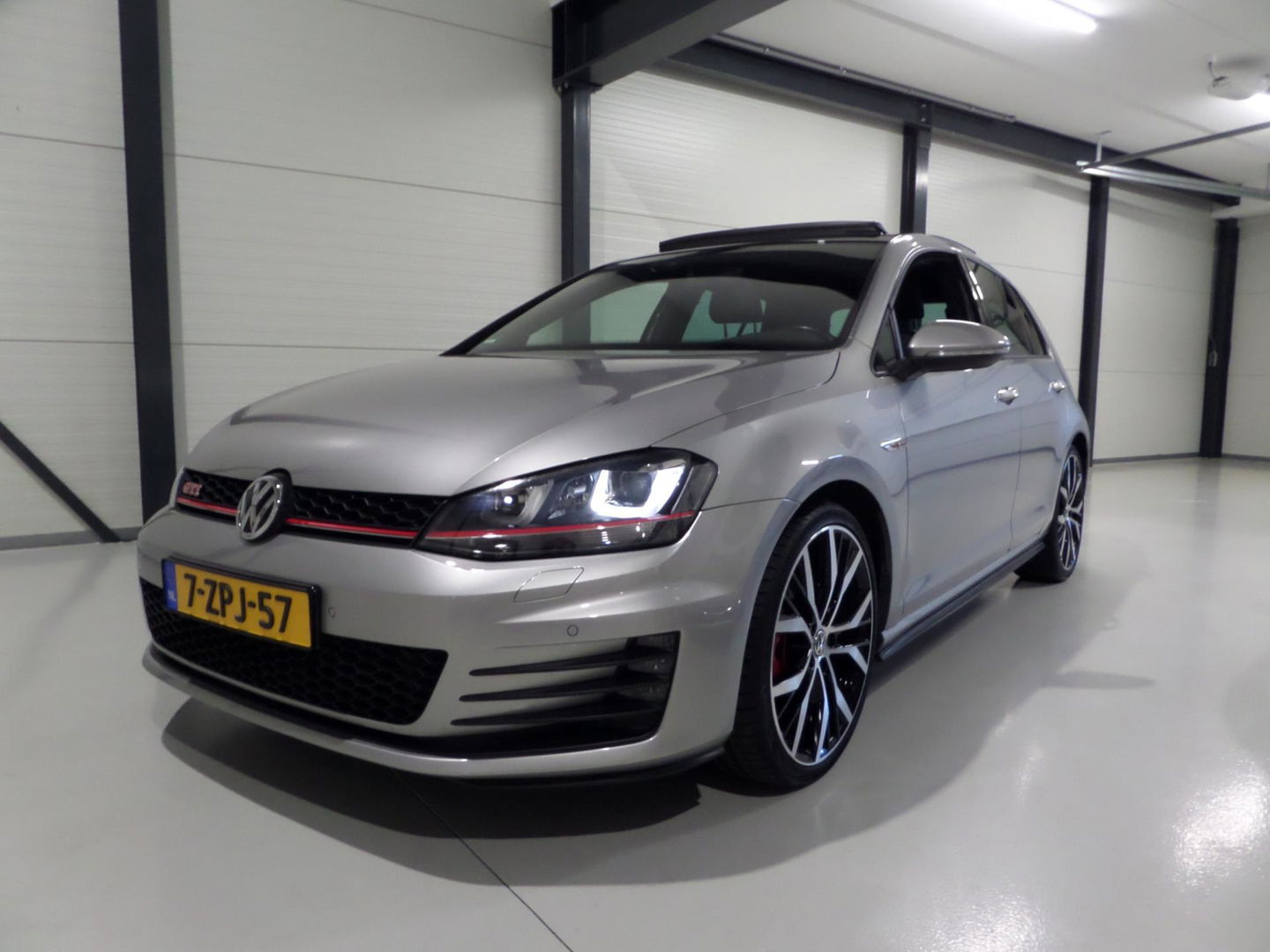 Volkswagen Golf 2.0 TSI GTI "Origineel NL!" Panoramadak Xenon-LED Trekhaak Camera DCC 19"Velgen Parkeersensoren Navigatie Garantie