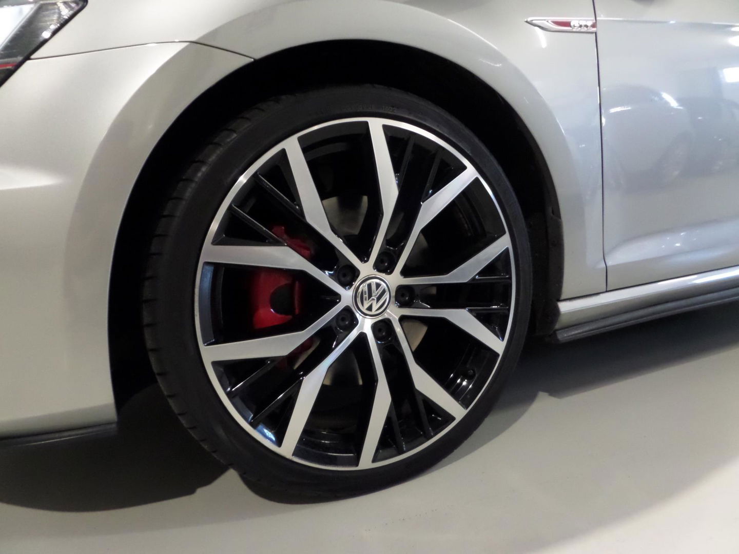 Volkswagen Golf 2.0 TSI GTI "Origineel NL!" Panoramadak Xenon-LED Trekhaak Camera DCC 19"Velgen Parkeersensoren Navigatie Garantie