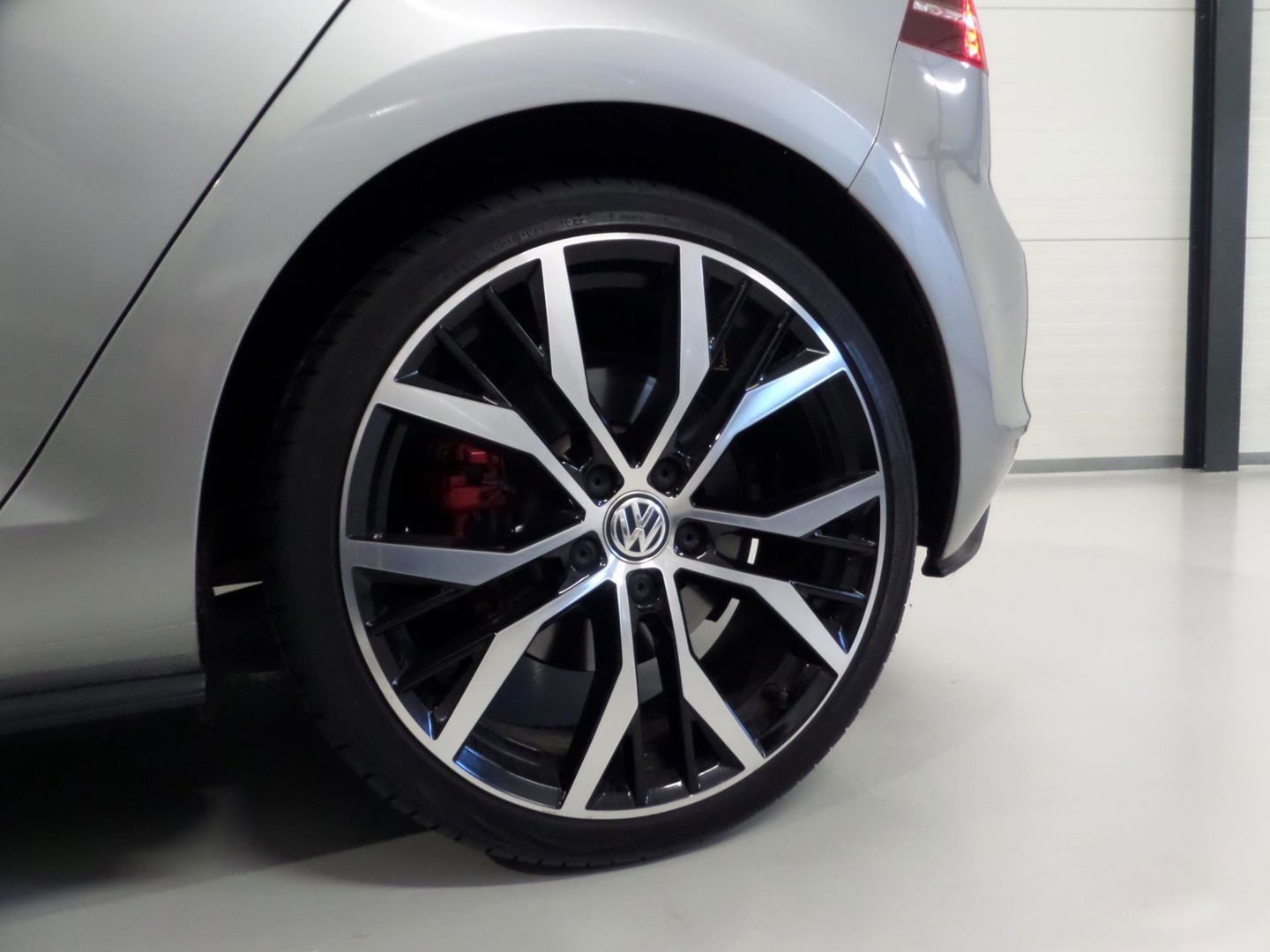 Volkswagen Golf 2.0 TSI GTI "Origineel NL!" Panoramadak Xenon-LED Trekhaak Camera DCC 19"Velgen Parkeersensoren Navigatie Garantie