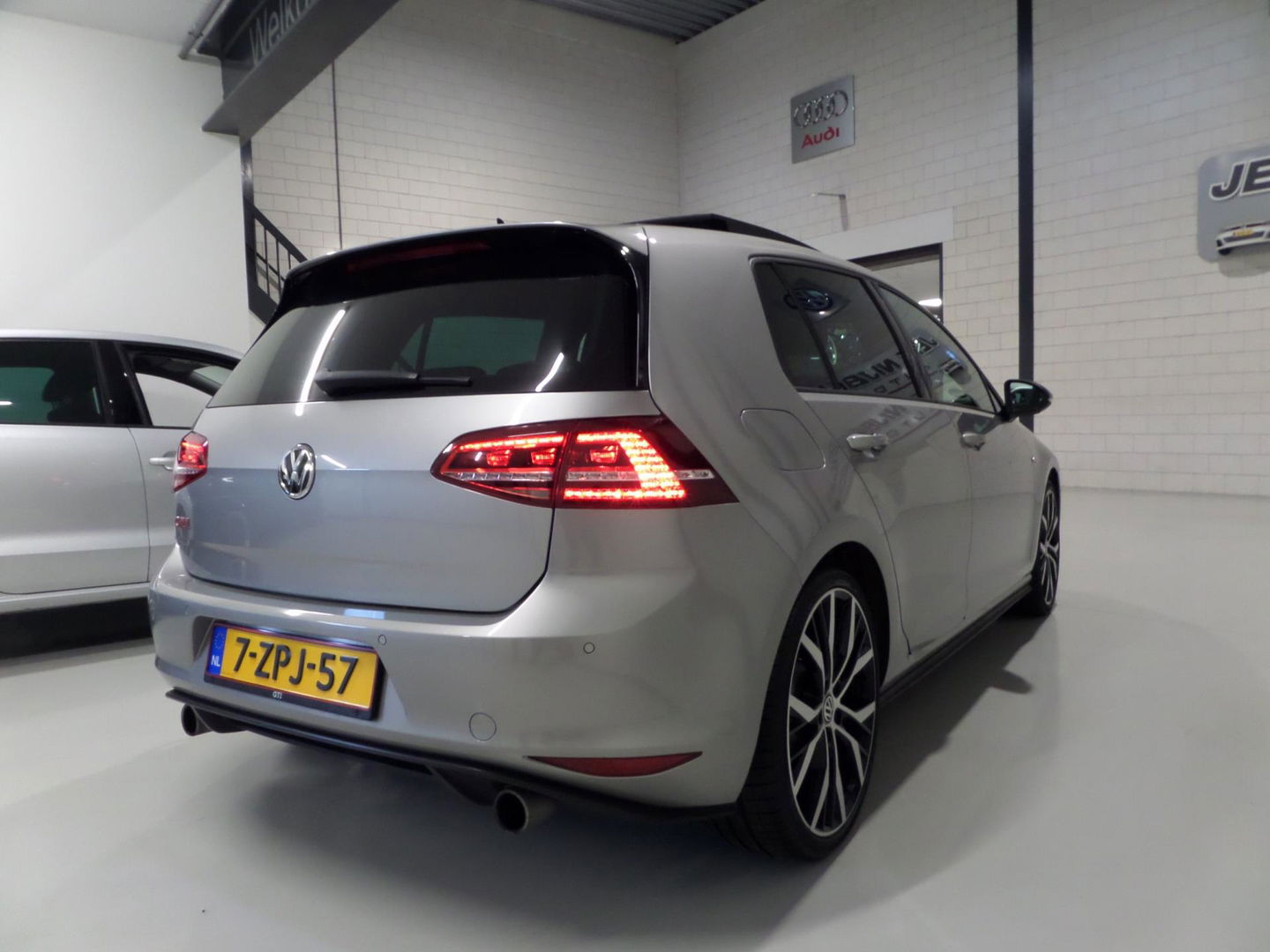 Volkswagen Golf 2.0 TSI GTI "Origineel NL!" Panoramadak Xenon-LED Trekhaak Camera DCC 19"Velgen Parkeersensoren Navigatie Garantie