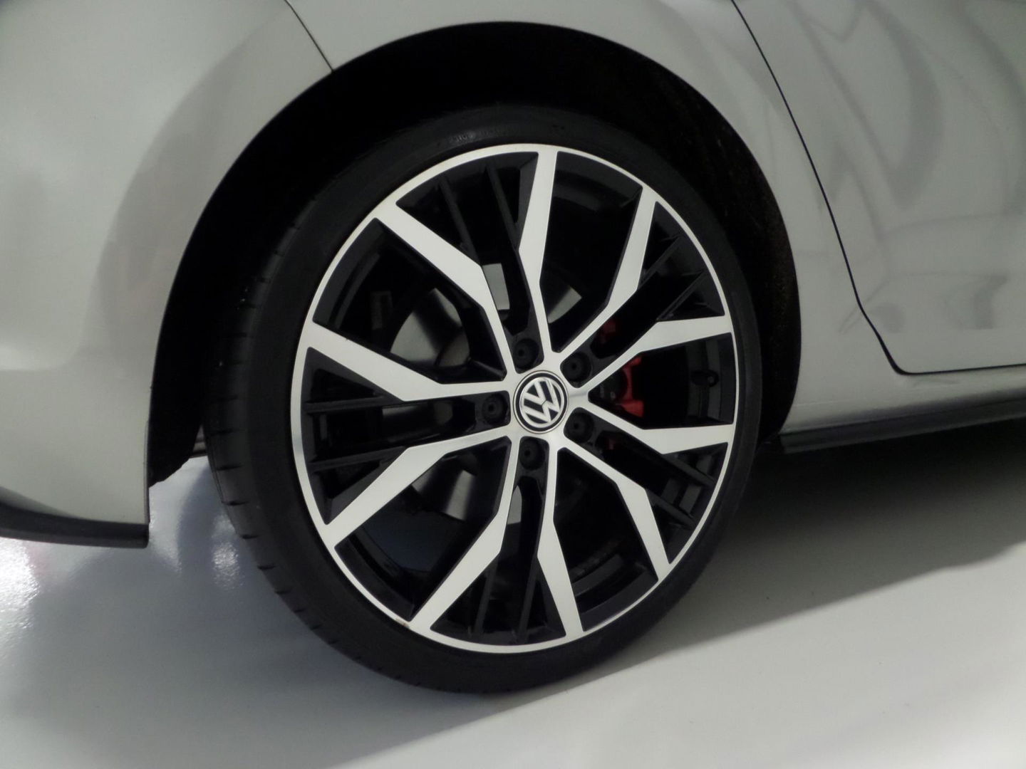 Volkswagen Golf 2.0 TSI GTI "Origineel NL!" Panoramadak Xenon-LED Trekhaak Camera DCC 19"Velgen Parkeersensoren Navigatie Garantie