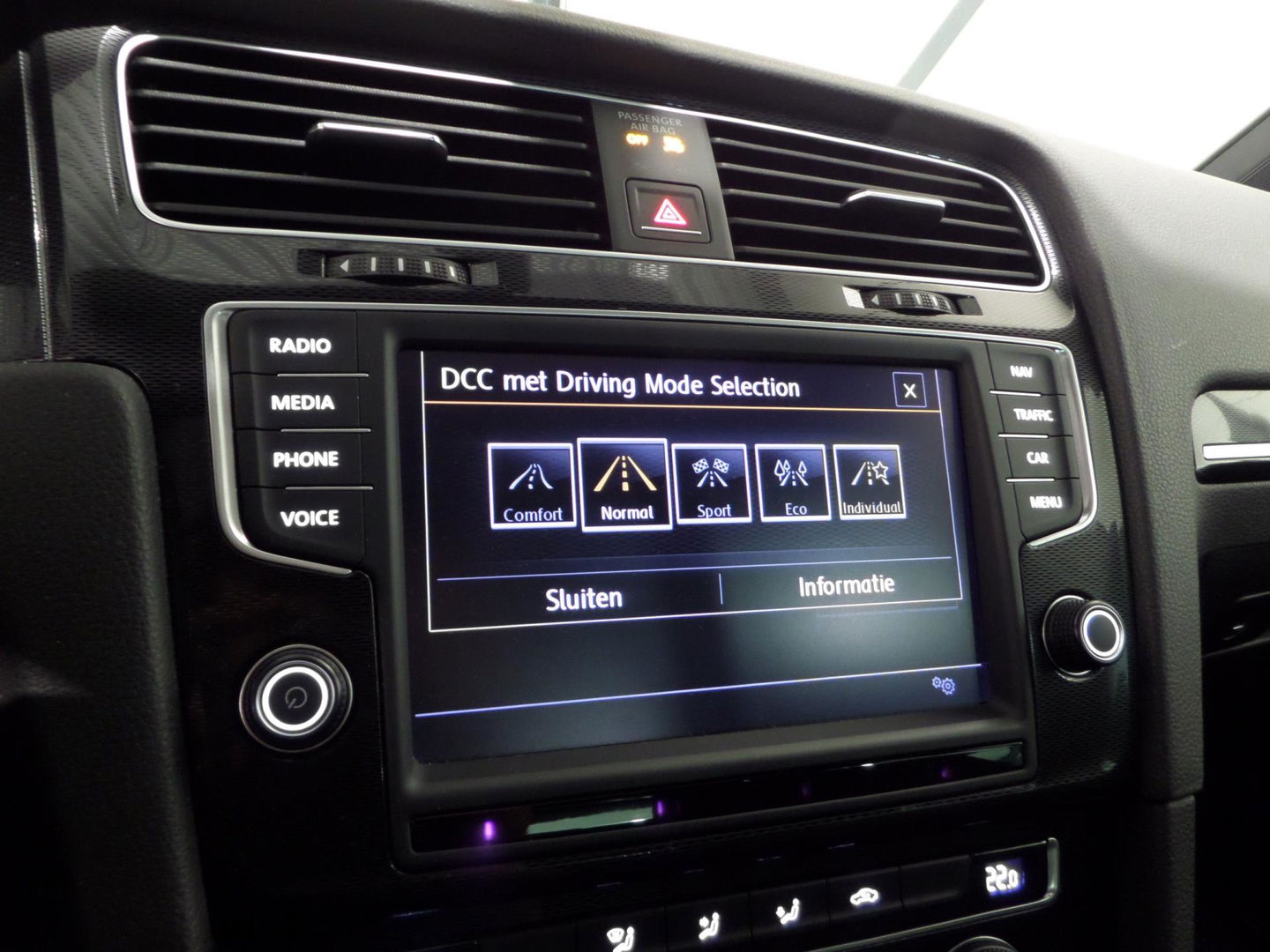 Volkswagen Golf 2.0 TSI GTI "Origineel NL!" Panoramadak Xenon-LED Trekhaak Camera DCC 19"Velgen Parkeersensoren Navigatie Garantie