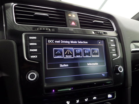 Volkswagen Golf 2.0 TSI GTI "Origineel NL!" Panoramadak Xenon-LED Trekhaak Camera DCC 19"Velgen Parkeersensoren Navigatie Garantie