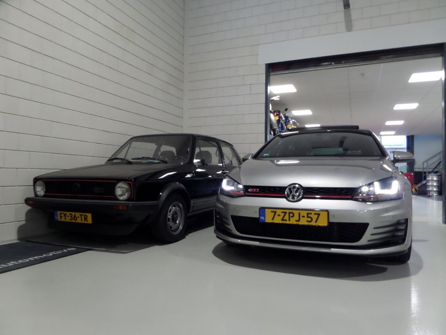 Volkswagen Golf 2.0 TSI GTI "Origineel NL!" Panoramadak Xenon-LED Trekhaak Camera DCC 19"Velgen Parkeersensoren Navigatie Garantie