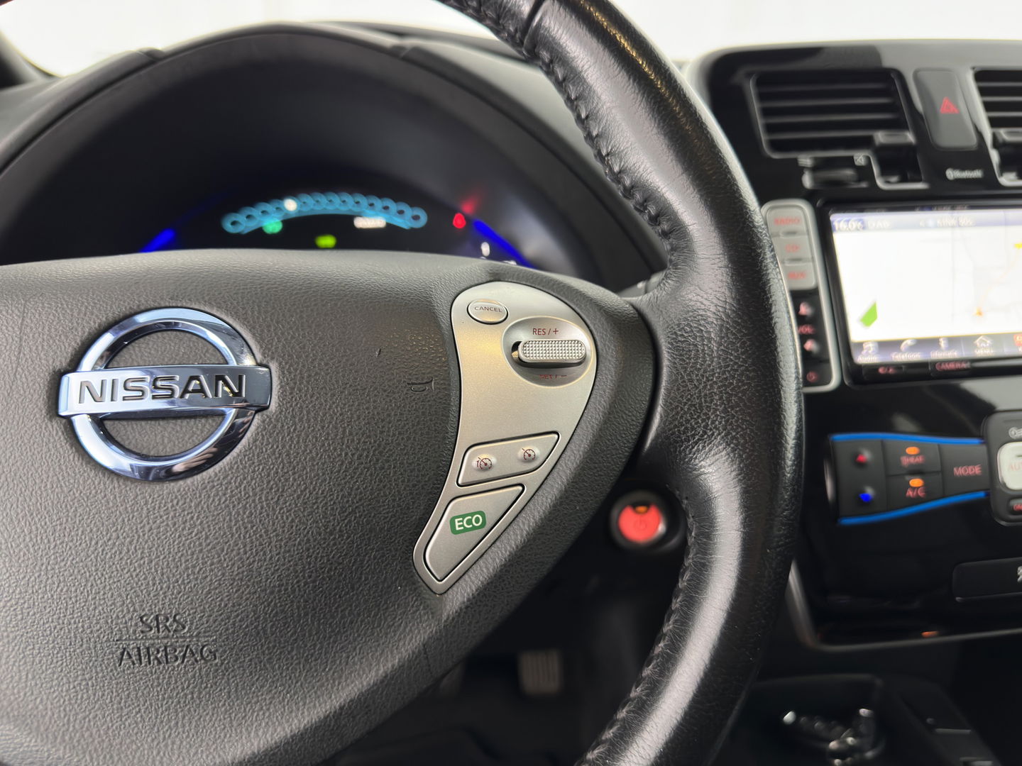 Nissan Leaf Tekna 30 kWh {SOH-78%} Aut. *LUXURY-LEATHER | FULL-LED | BOSE-SURROUND | TOP-VIEW | KEYLESS | NAVI-FULLMAP | ECC | HEATED-COMFORTSEATS | CAMERA | DIGI-COCKPIT | PRIVACY-GLASS | 17"ALU*