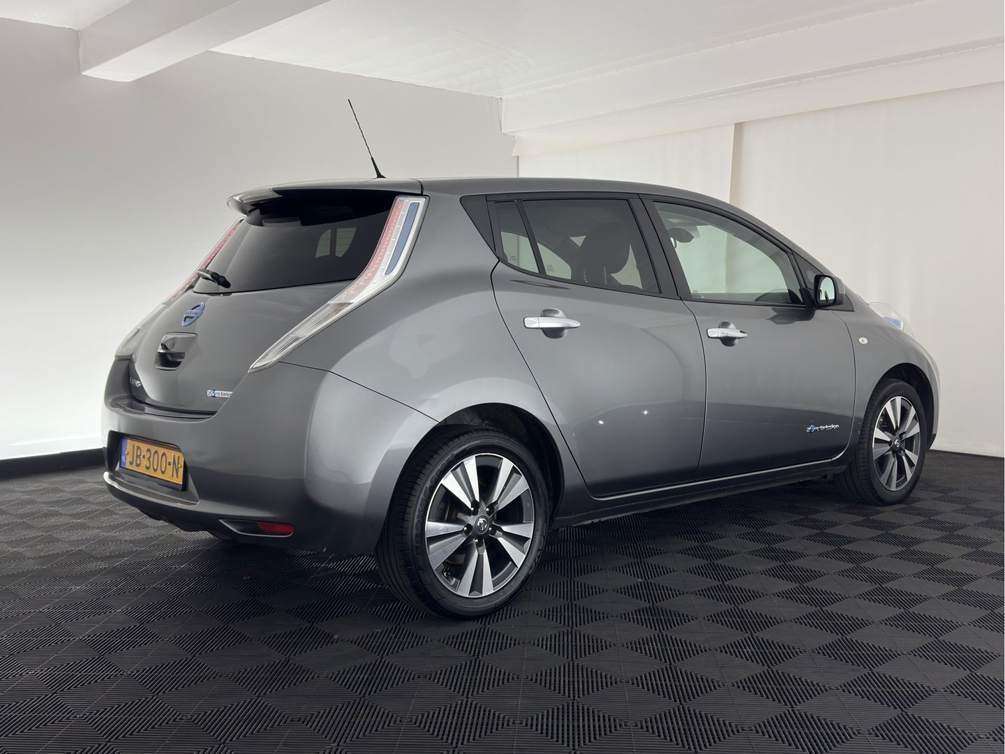 Nissan Leaf Tekna 30 kWh {SOH-78%} Aut. *LUXURY-LEATHER | FULL-LED | BOSE-SURROUND | TOP-VIEW | KEYLESS | NAVI-FULLMAP | ECC | HEATED-COMFORTSEATS | CAMERA | DIGI-COCKPIT | PRIVACY-GLASS | 17"ALU*