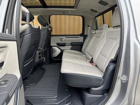 Dodge Ram 1500 5.7 V8 4x4 Crew Cab Limited | Luchtvering | LPG | Harman/Kardon | Panoramadak | 22" Lichtmetaal | Stoelventilatie / verwarming | Stuurwielverwarming | 360° Camera | Spiegel Camera |