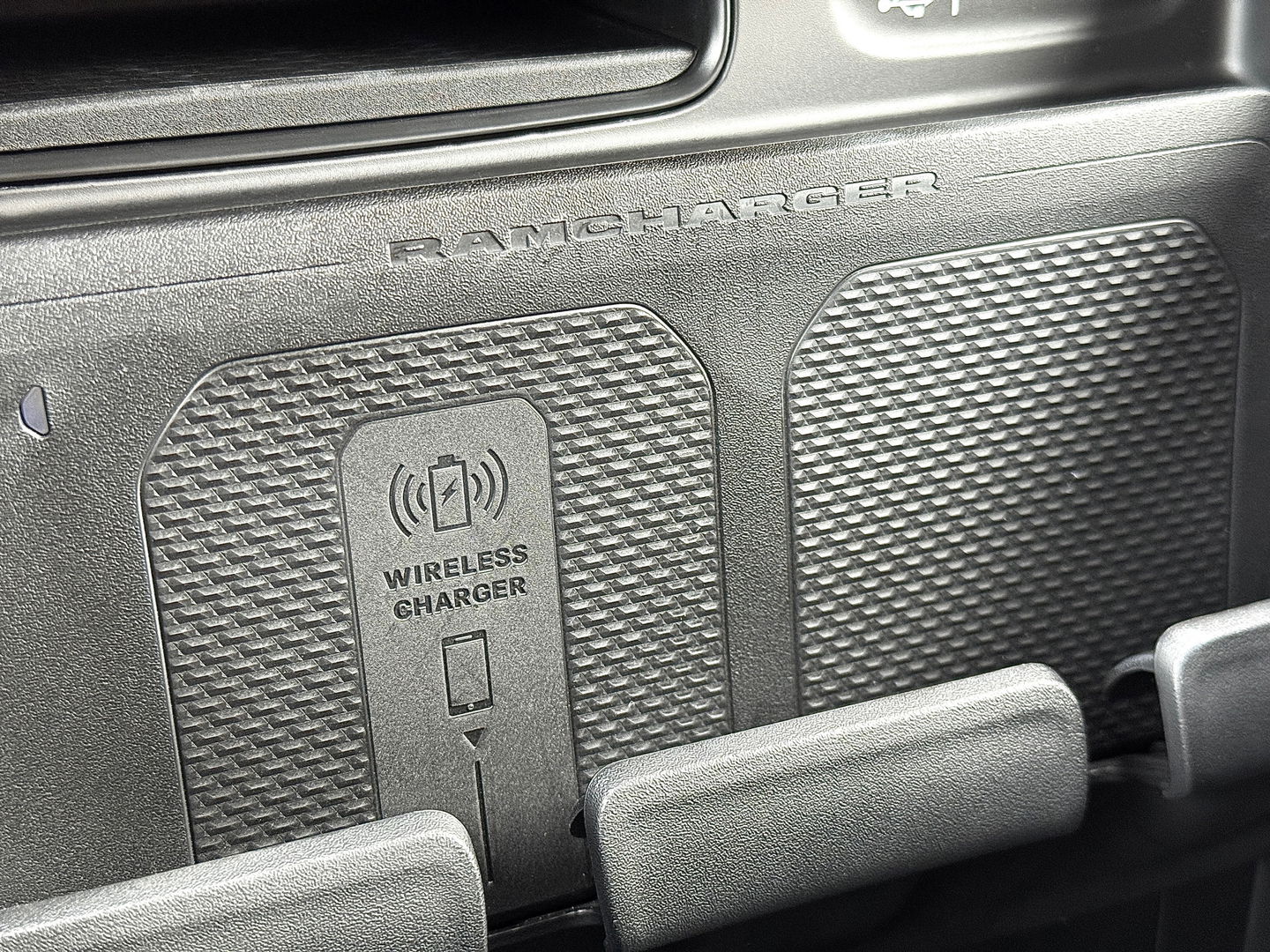 Dodge Ram 1500 5.7 V8 4x4 Crew Cab Limited | Luchtvering | LPG | Harman/Kardon | Panoramadak | 22" Lichtmetaal | Stoelventilatie / verwarming | Stuurwielverwarming | 360° Camera | Spiegel Camera |