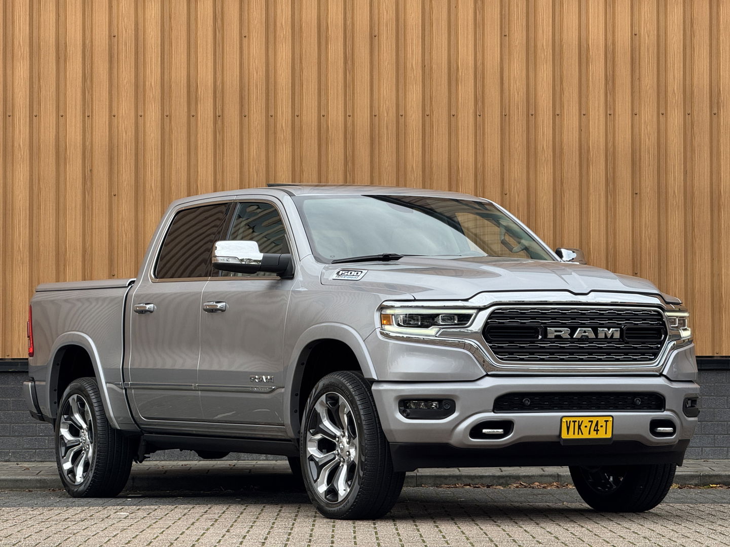 Dodge Ram 1500 5.7 V8 4x4 Crew Cab Limited | Luchtvering | LPG | Harman/Kardon | Panoramadak | 22" Lichtmetaal | Stoelventilatie / verwarming | Stuurwielverwarming | 360° Camera | Spiegel Camera |