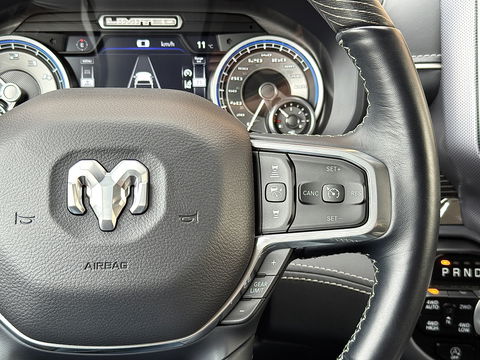 Dodge Ram 1500 5.7 V8 4x4 Crew Cab Limited | Luchtvering | LPG | Harman/Kardon | Panoramadak | 22" Lichtmetaal | Stoelventilatie / verwarming | Stuurwielverwarming | 360° Camera | Spiegel Camera |