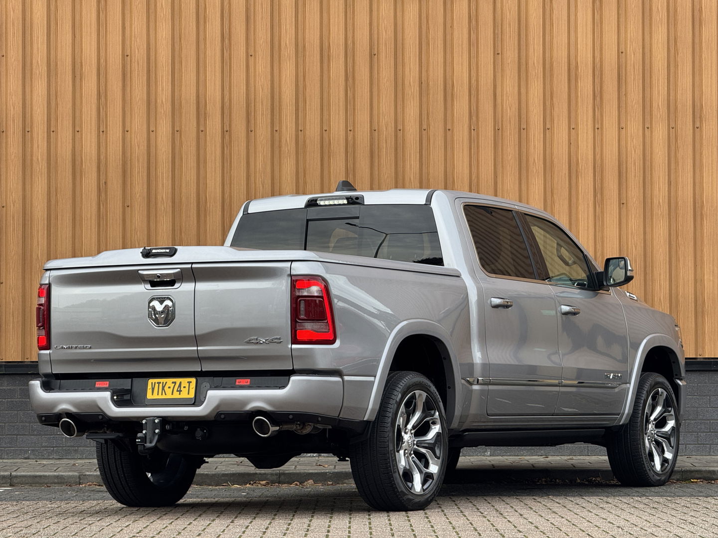 Dodge Ram 1500 5.7 V8 4x4 Crew Cab Limited | Luchtvering | LPG | Harman/Kardon | Panoramadak | 22" Lichtmetaal | Stoelventilatie / verwarming | Stuurwielverwarming | 360° Camera | Spiegel Camera |