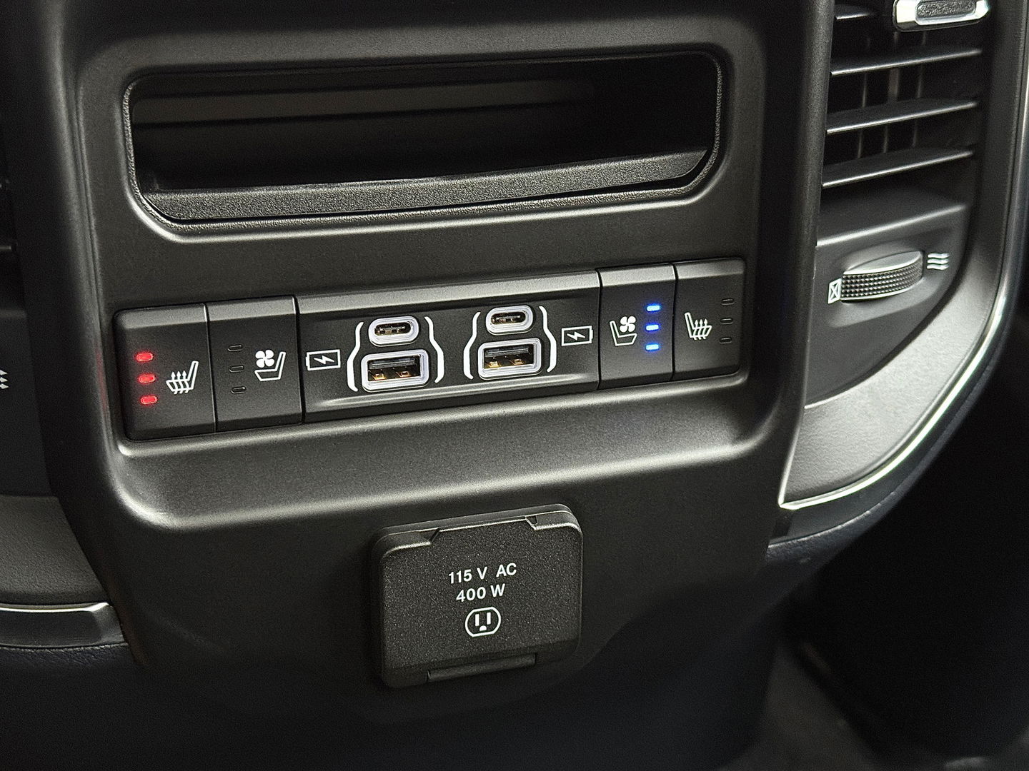 Dodge Ram 1500 5.7 V8 4x4 Crew Cab Limited | Luchtvering | LPG | Harman/Kardon | Panoramadak | 22" Lichtmetaal | Stoelventilatie / verwarming | Stuurwielverwarming | 360° Camera | Spiegel Camera |