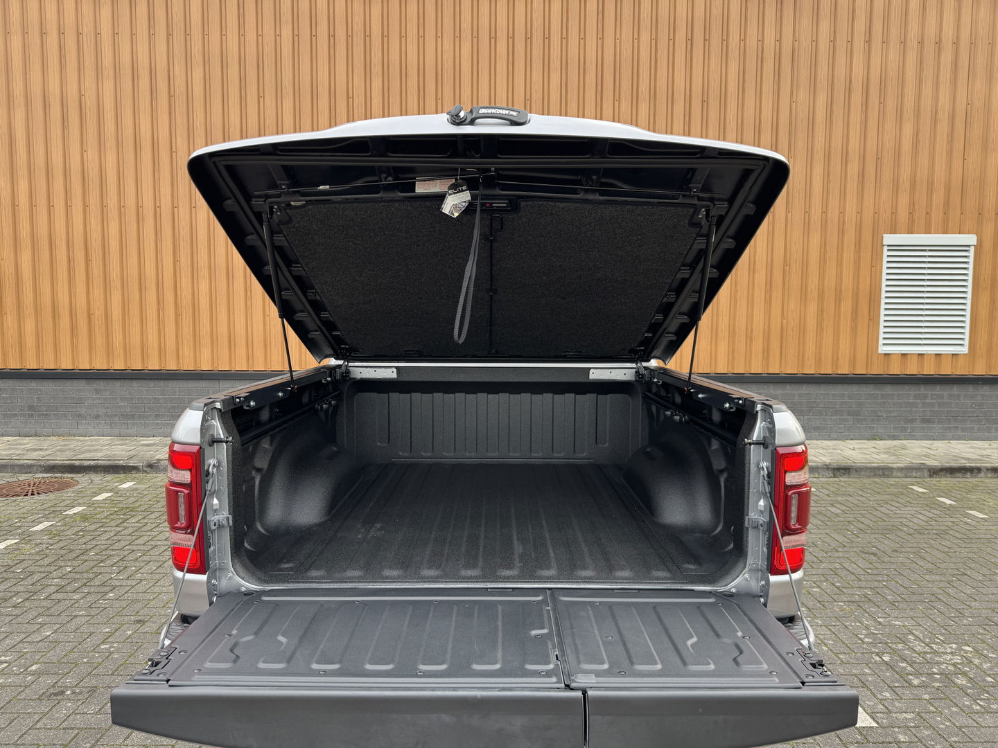 Dodge Ram 1500 5.7 V8 4x4 Crew Cab Limited | Luchtvering | LPG | Harman/Kardon | Panoramadak | 22" Lichtmetaal | Stoelventilatie / verwarming | Stuurwielverwarming | 360° Camera | Spiegel Camera |