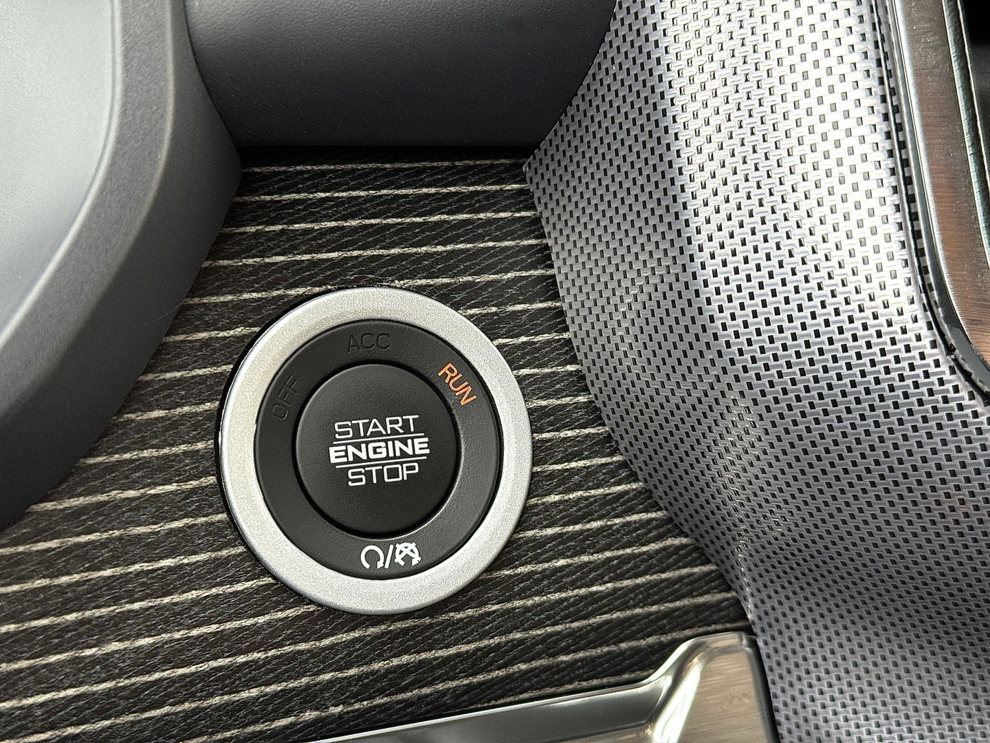 Dodge Ram 1500 5.7 V8 4x4 Crew Cab Limited | Luchtvering | LPG | Harman/Kardon | Panoramadak | 22" Lichtmetaal | Stoelventilatie / verwarming | Stuurwielverwarming | 360° Camera | Spiegel Camera |