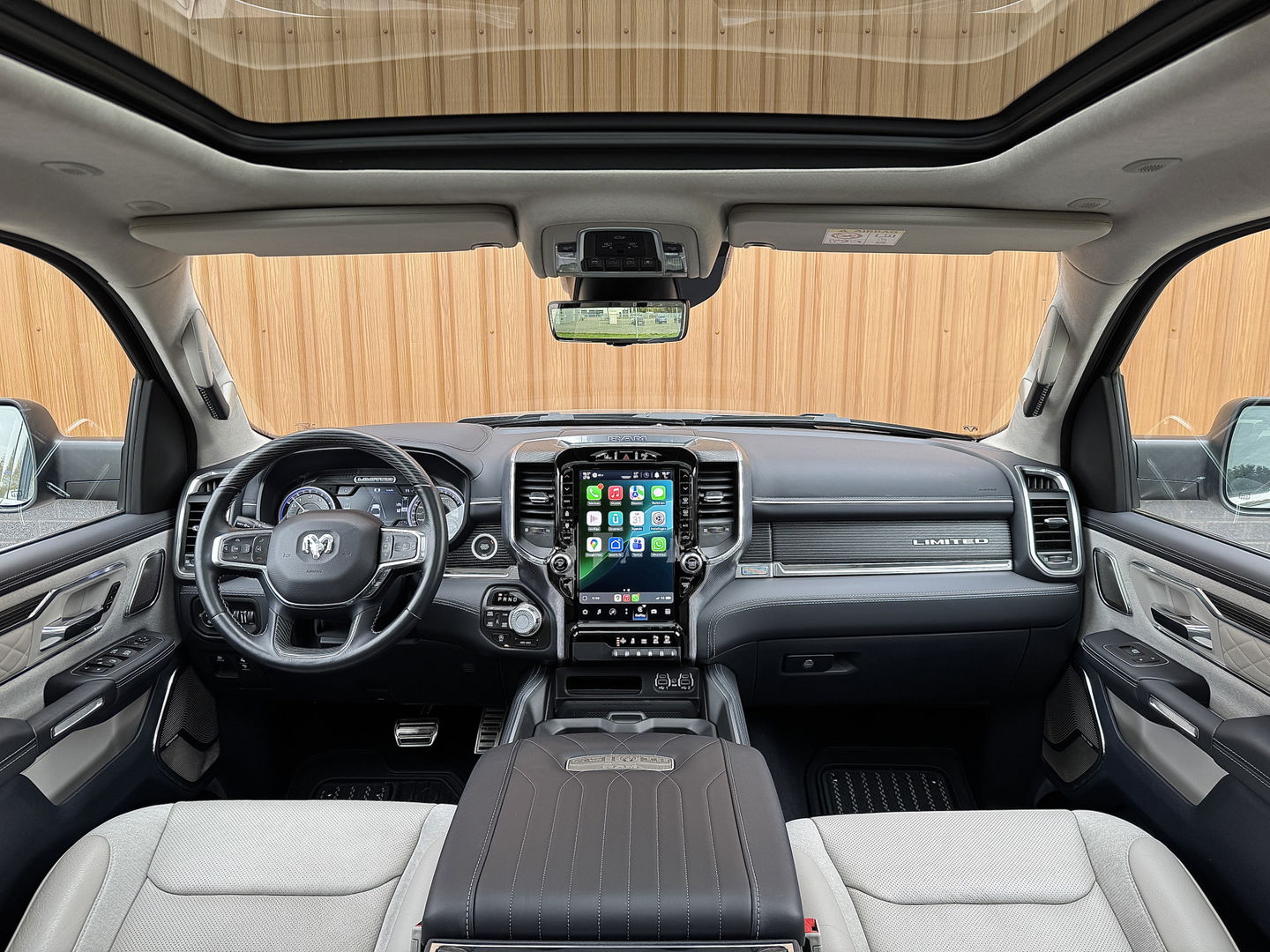 Dodge Ram 1500 5.7 V8 4x4 Crew Cab Limited | Luchtvering | LPG | Harman/Kardon | Panoramadak | 22" Lichtmetaal | Stoelventilatie / verwarming | Stuurwielverwarming | 360° Camera | Spiegel Camera |