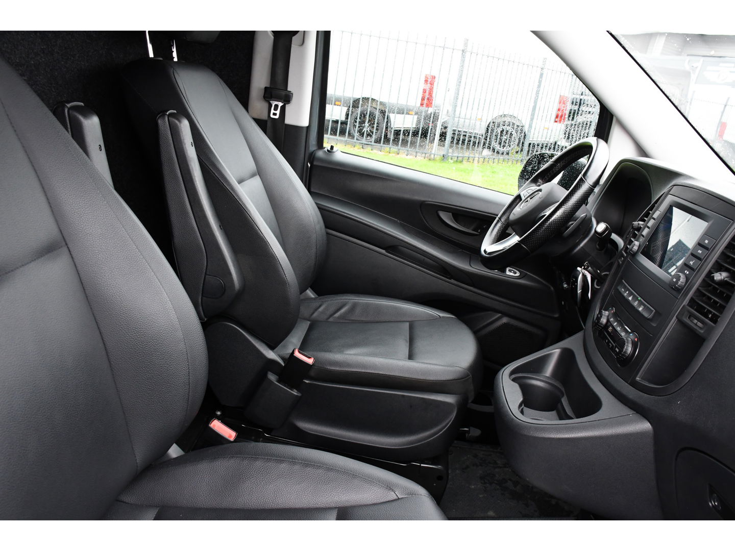 Mercedes-Benz Vito 119 CDI AMG Edition Adaptieve Cruise, Camera, LED, Carplay, 2 x Schuifdeur, Leder, Stoelverwarming, Uniek!