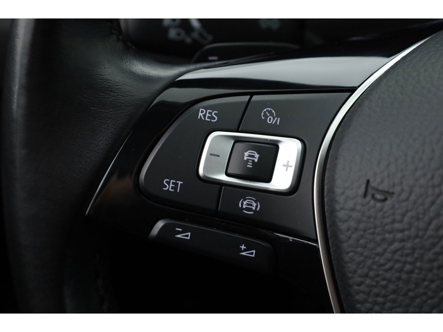 Volkswagen Tiguan 2.0 TDI 4Motion R-Line DSG | Trekhaak | HUD |  Adapt. Cruise | CarPlay | Navi | Stoelverw.