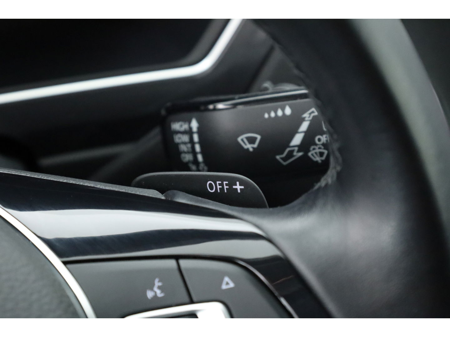 Volkswagen Tiguan 2.0 TDI 4Motion R-Line DSG | Trekhaak | HUD |  Adapt. Cruise | CarPlay | Navi | Stoelverw.