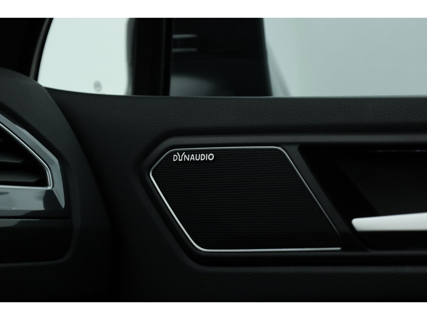 Volkswagen Tiguan 2.0 TDI 4Motion R-Line DSG | Trekhaak | HUD |  Adapt. Cruise | CarPlay | Navi | Stoelverw.