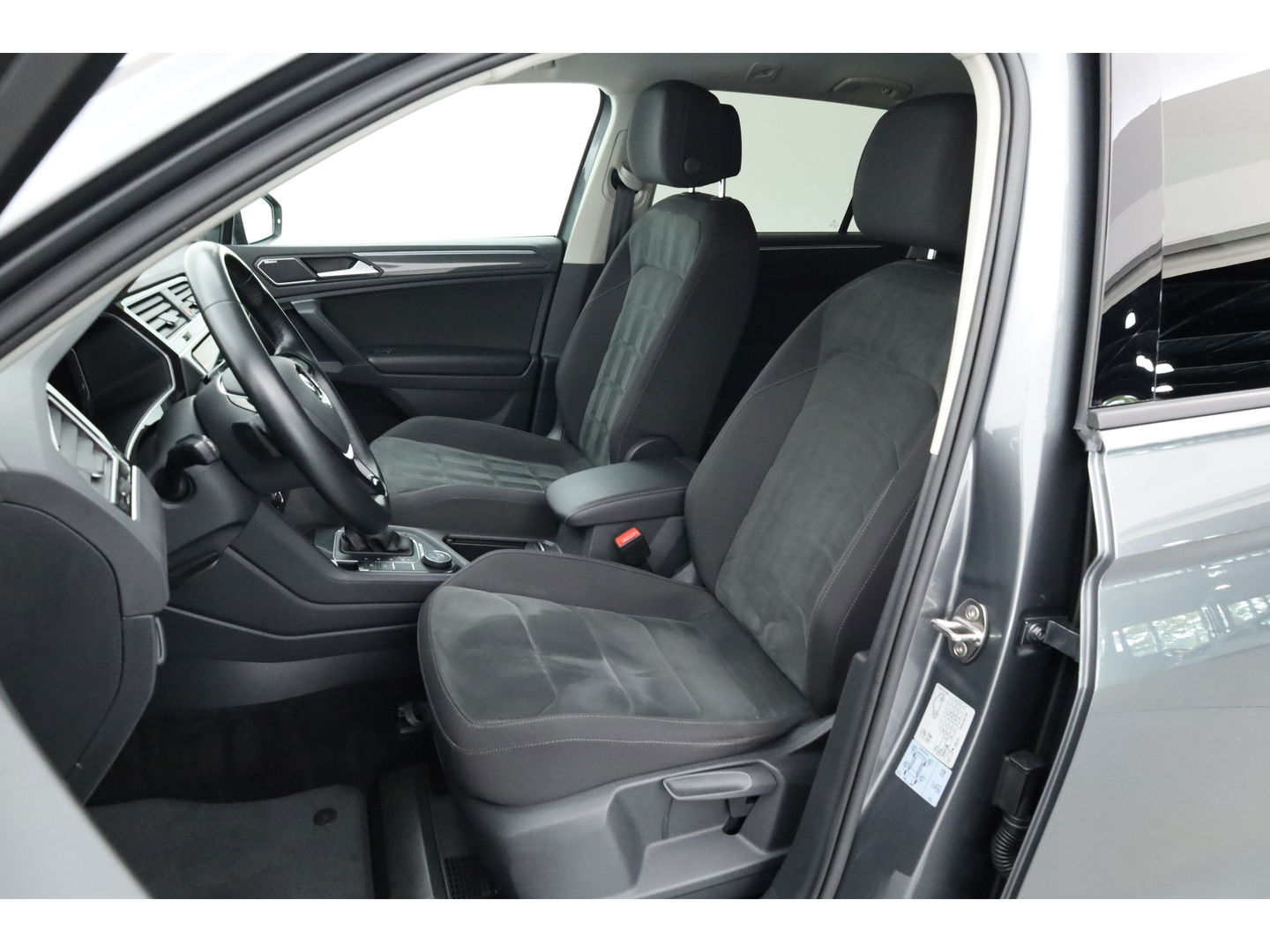 Volkswagen Tiguan 2.0 TDI 4Motion R-Line DSG | Trekhaak | HUD |  Adapt. Cruise | CarPlay | Navi | Stoelverw.