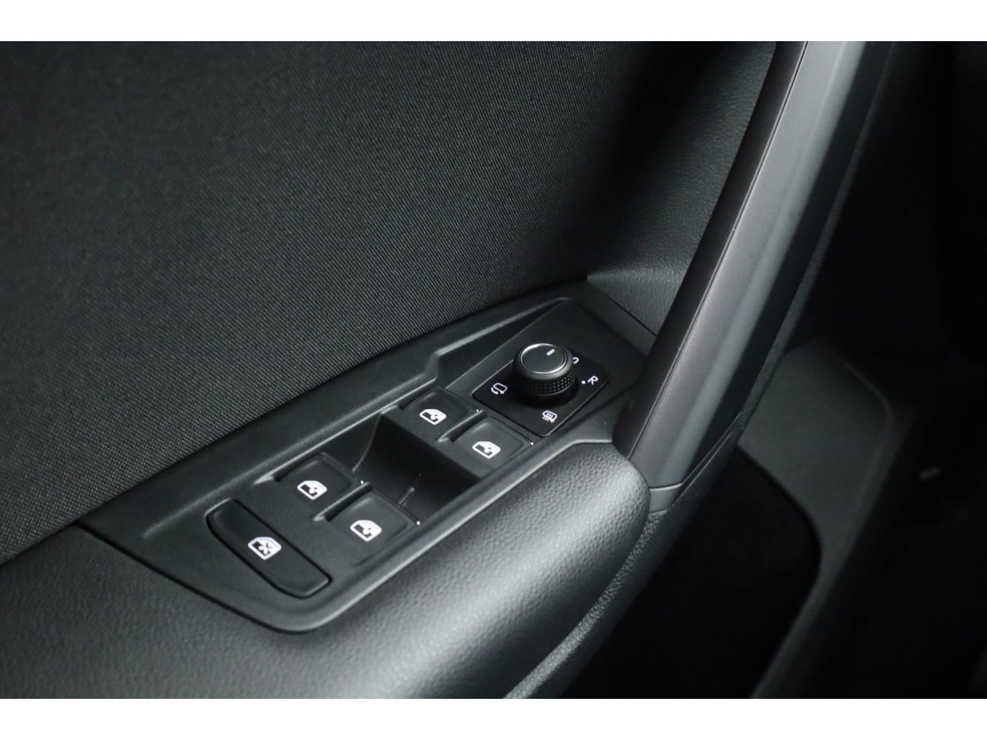 Volkswagen Tiguan 2.0 TDI 4Motion R-Line DSG | Trekhaak | HUD |  Adapt. Cruise | CarPlay | Navi | Stoelverw.