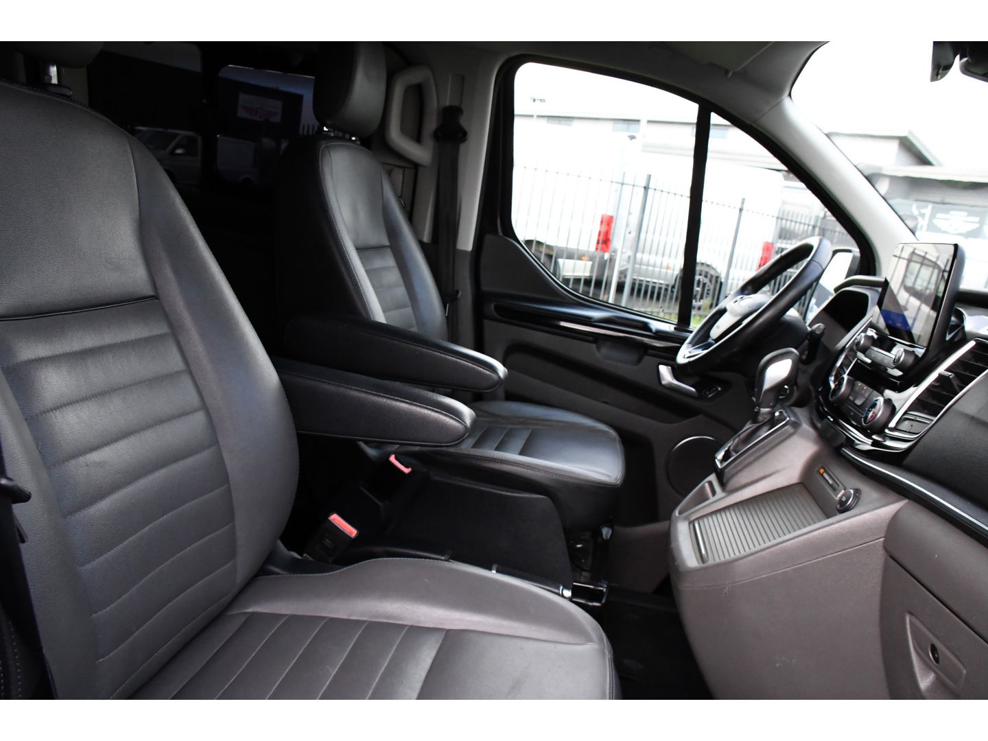 Ford Transit Custom 320 2.0 TDCI L2H1 Tourneo Adaptieve Cruise, 8 Persoons, Camera, 185pk, Carplay, Xenon, Leder, Full Options!