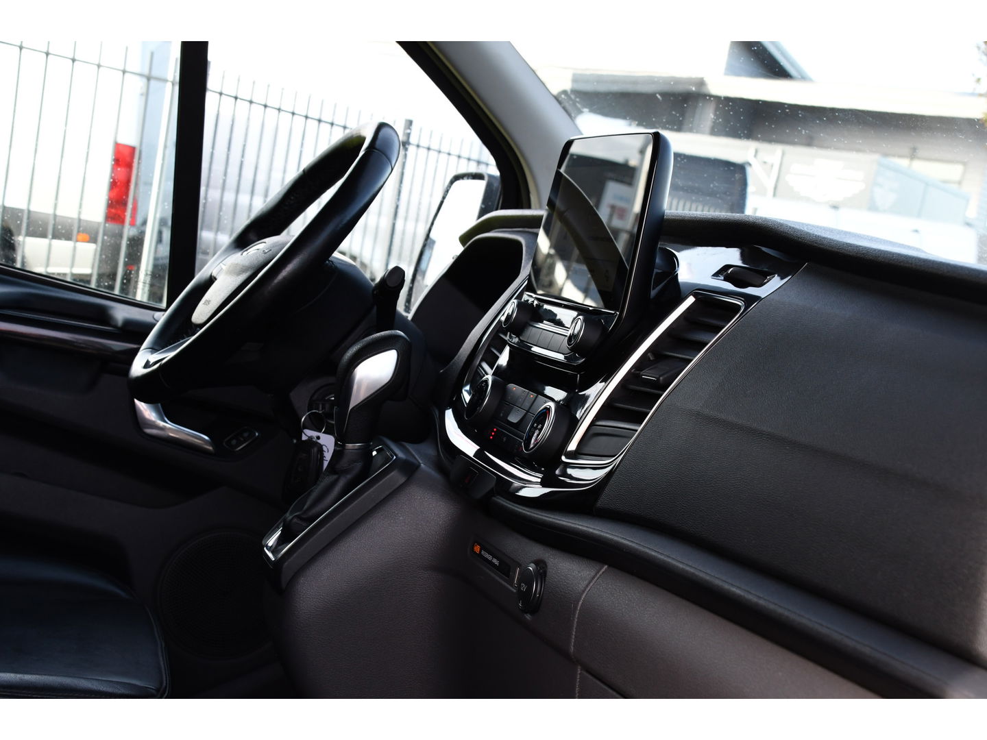 Ford Transit Custom 2.0 TDCI L1H1 Sport DC Camera, Cruise, Carplay, 170pk, Automaat, Leder, Trekhaak, Stoelverwarming, NAVI, Uniek!