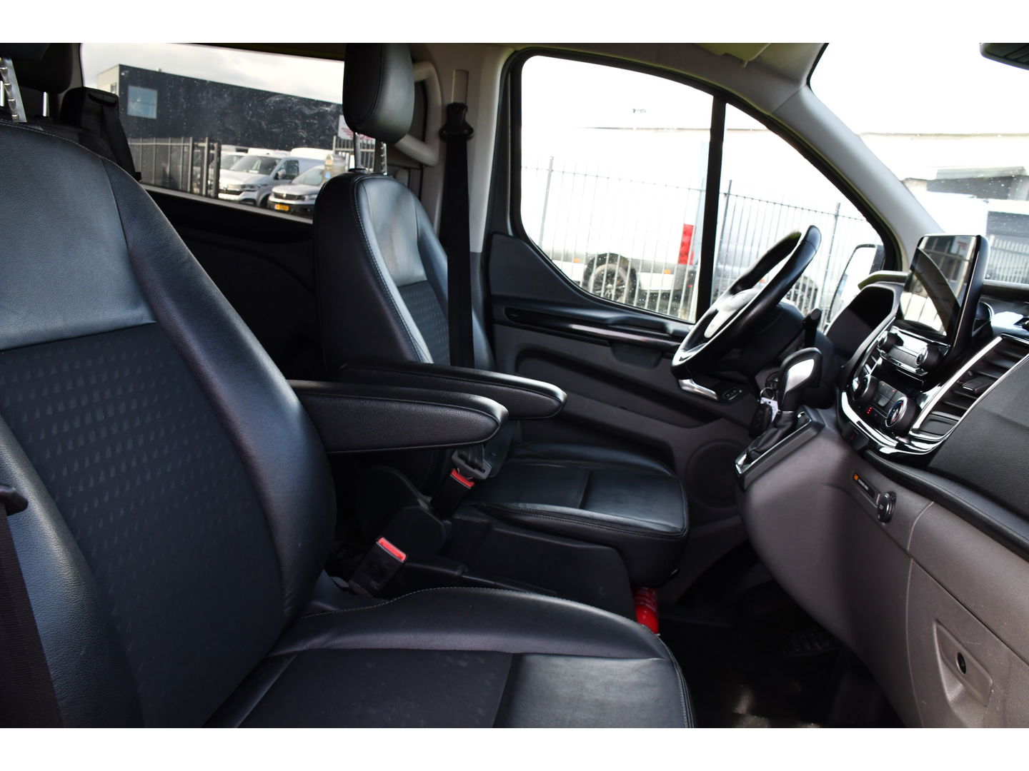 Ford Transit Custom 2.0 TDCI L1H1 Sport DC Camera, Cruise, Carplay, 170pk, Automaat, Leder, Trekhaak, Stoelverwarming, NAVI, Uniek!