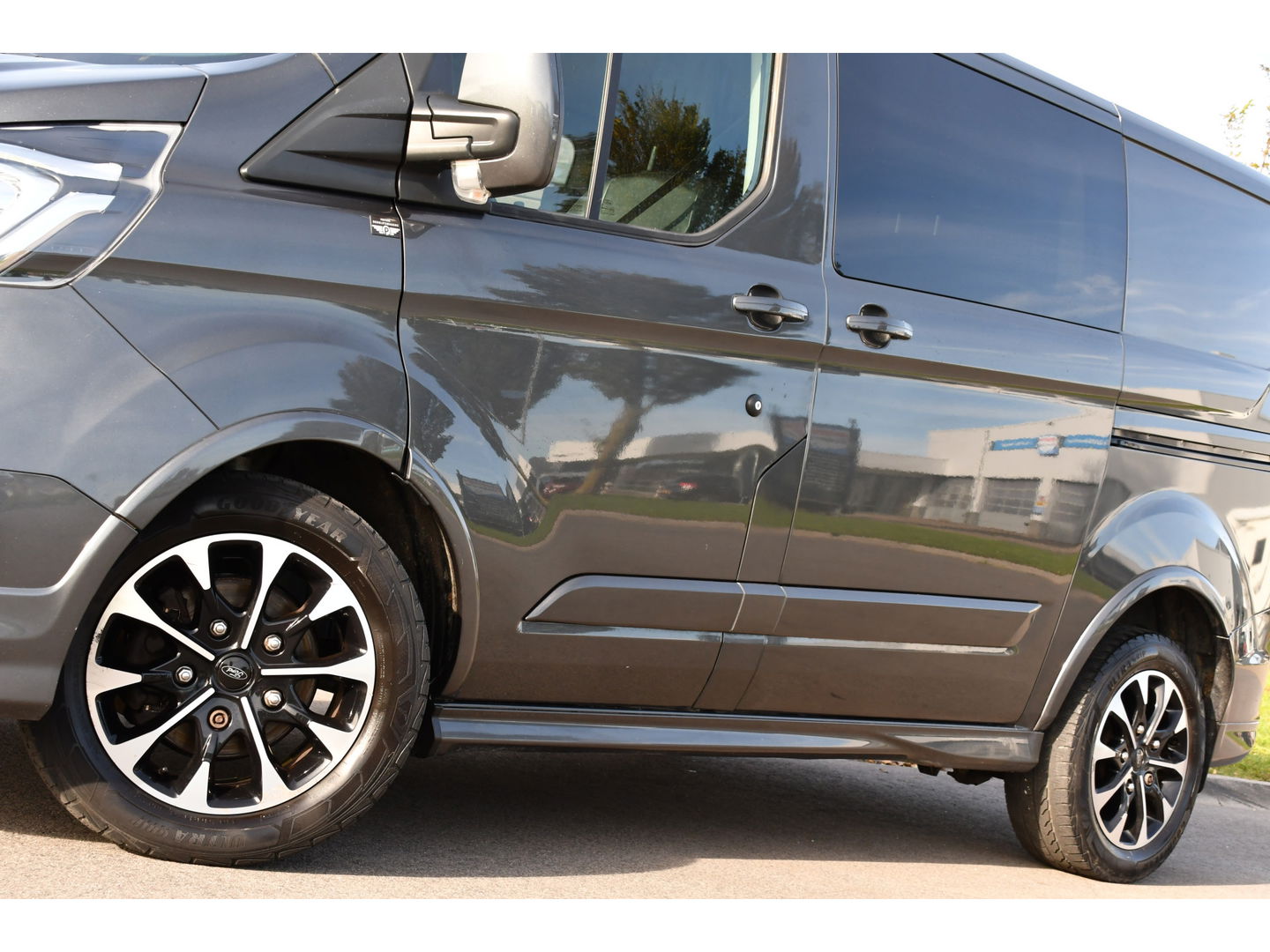 Ford Transit Custom 2.0 TDCI L1H1 Sport DC Camera, Cruise, Carplay, 170pk, Automaat, Leder, Trekhaak, Stoelverwarming, NAVI, Uniek!