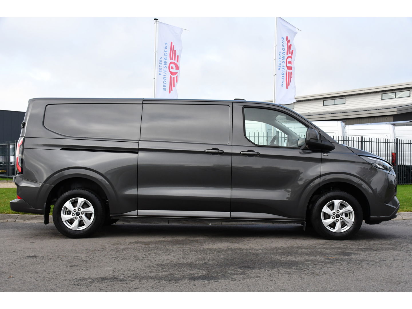 Ford E-Transit Cust. 340 L2H1 Limited 65 kWh DEMO, Virtual, Adaptieve Cruise, Camera, Carplay, Stoelverwarming, LED, 218pk, NAVI, Uniek!
