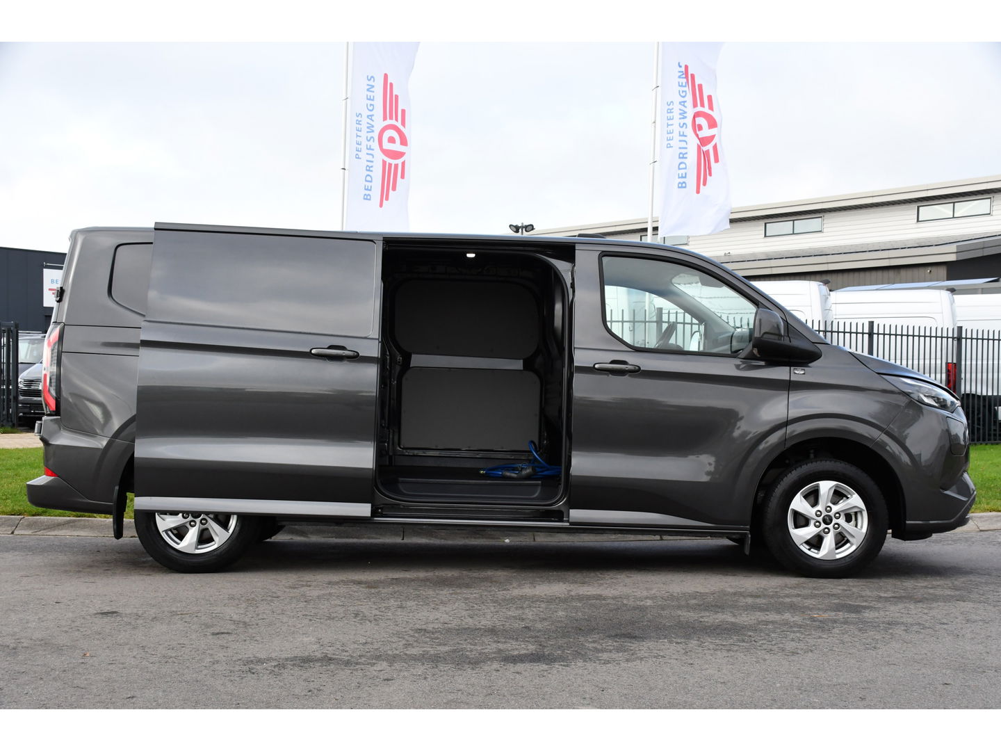 Ford E-Transit Cust. 340 L2H1 Limited 65 kWh DEMO, Virtual, Adaptieve Cruise, Camera, Carplay, Stoelverwarming, LED, 218pk, NAVI, Uniek!