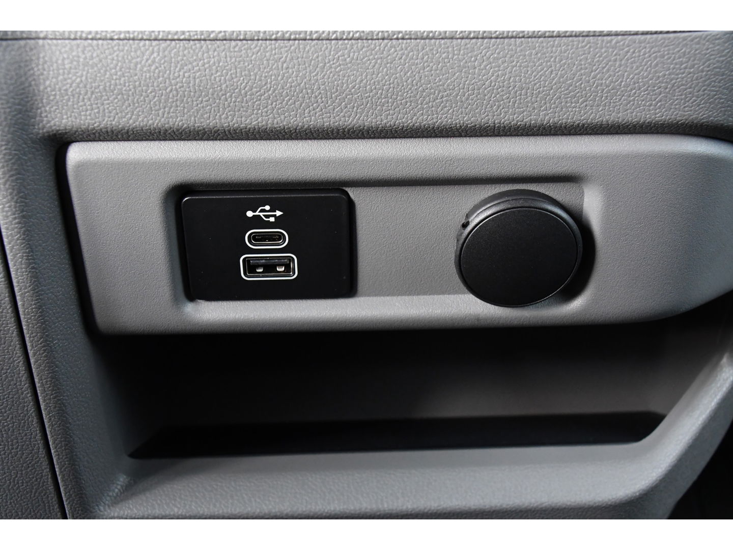 Ford E-Transit Cust. 340 L2H1 Limited 65 kWh DEMO, Virtual, Adaptieve Cruise, Camera, Carplay, Stoelverwarming, LED, 218pk, NAVI, Uniek!