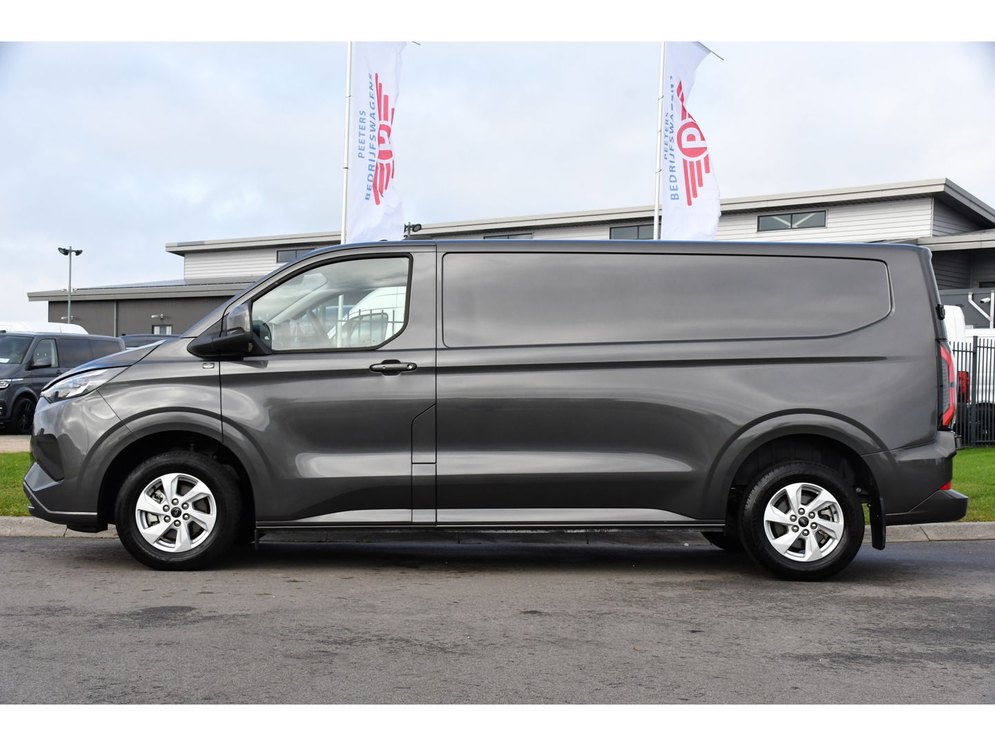 Ford E-Transit Cust. 340 L2H1 Limited 65 kWh DEMO, Virtual, Adaptieve Cruise, Camera, Carplay, Stoelverwarming, LED, 218pk, NAVI, Uniek!