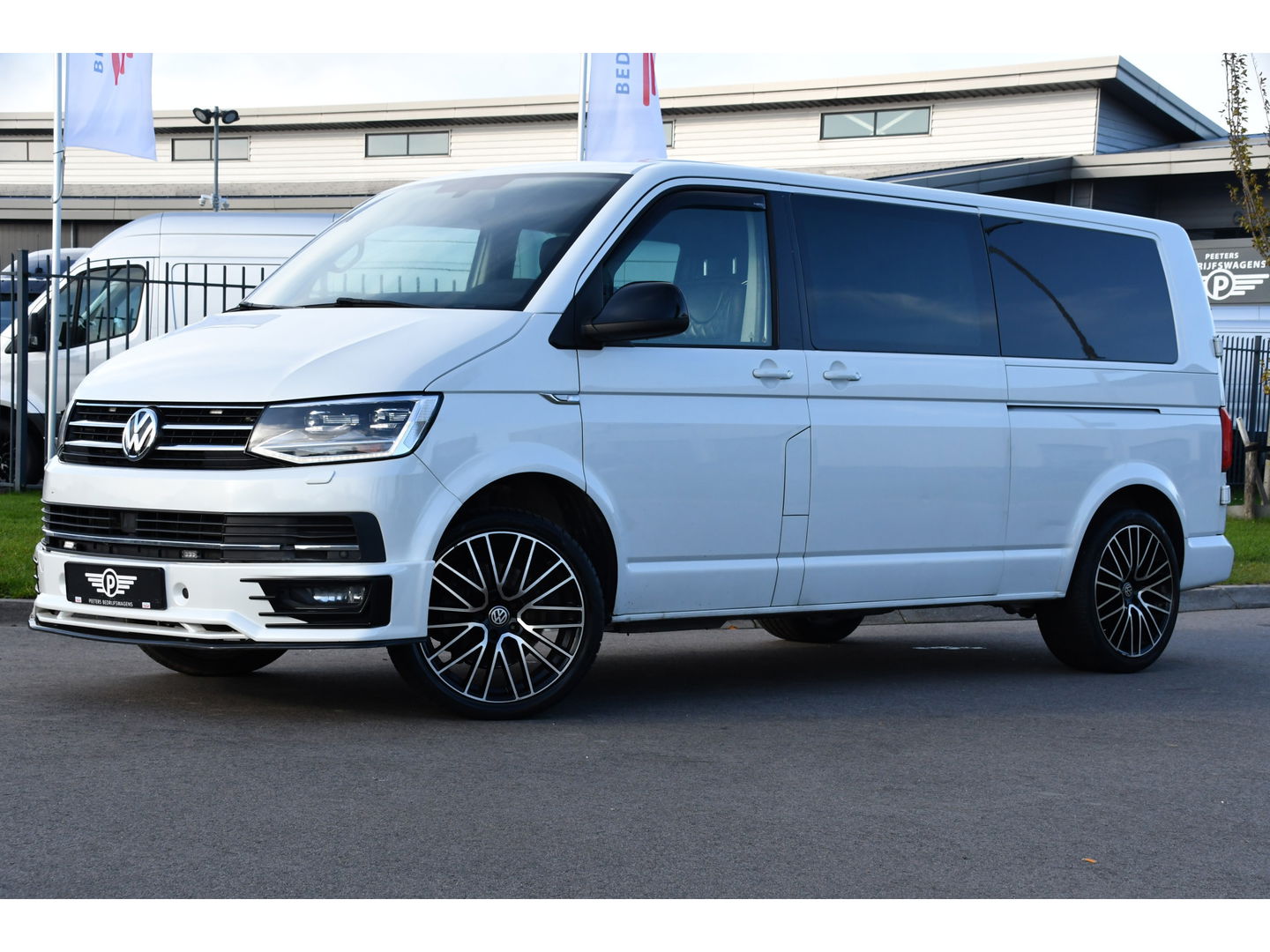 Volkswagen Transporter 2.0 TDI L2H1 DC Bulli Adaptieve Cruise, Carplay, EURO 6, Sensoren, Leder, LED, Automaat, Multimedia, Trekhaak, 2 x Schuifdeur, Uniek!