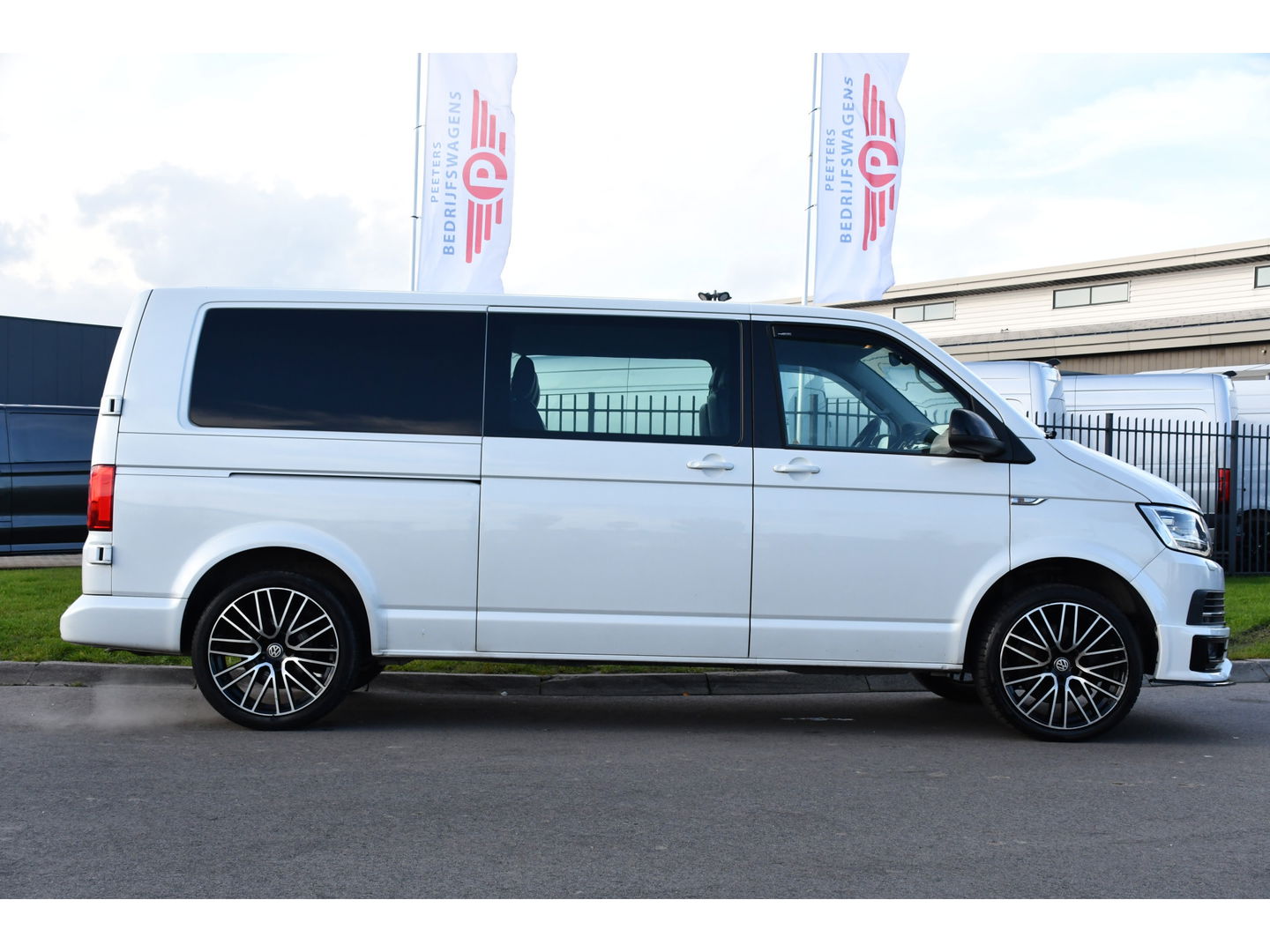 Volkswagen Transporter 2.0 TDI L2H1 DC Bulli Adaptieve Cruise, Carplay, EURO 6, Sensoren, Leder, LED, Automaat, Multimedia, Trekhaak, 2 x Schuifdeur, Uniek!