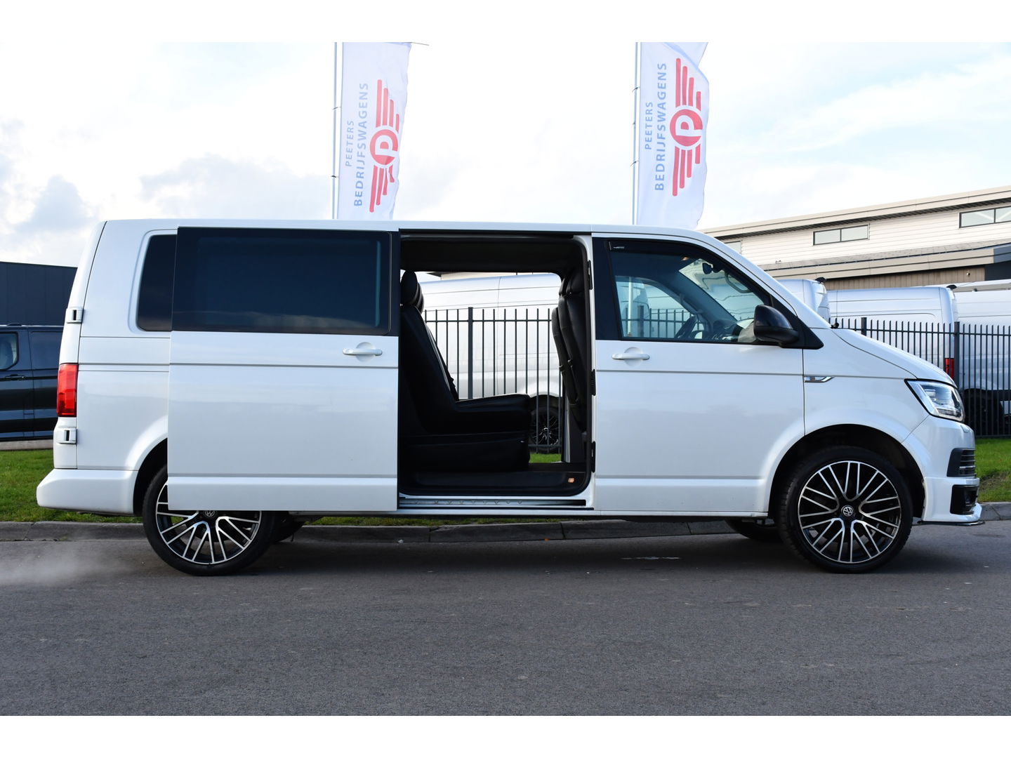 Volkswagen Transporter 2.0 TDI L2H1 DC Bulli Adaptieve Cruise, Carplay, EURO 6, Sensoren, Leder, LED, Automaat, Multimedia, Trekhaak, 2 x Schuifdeur, Uniek!